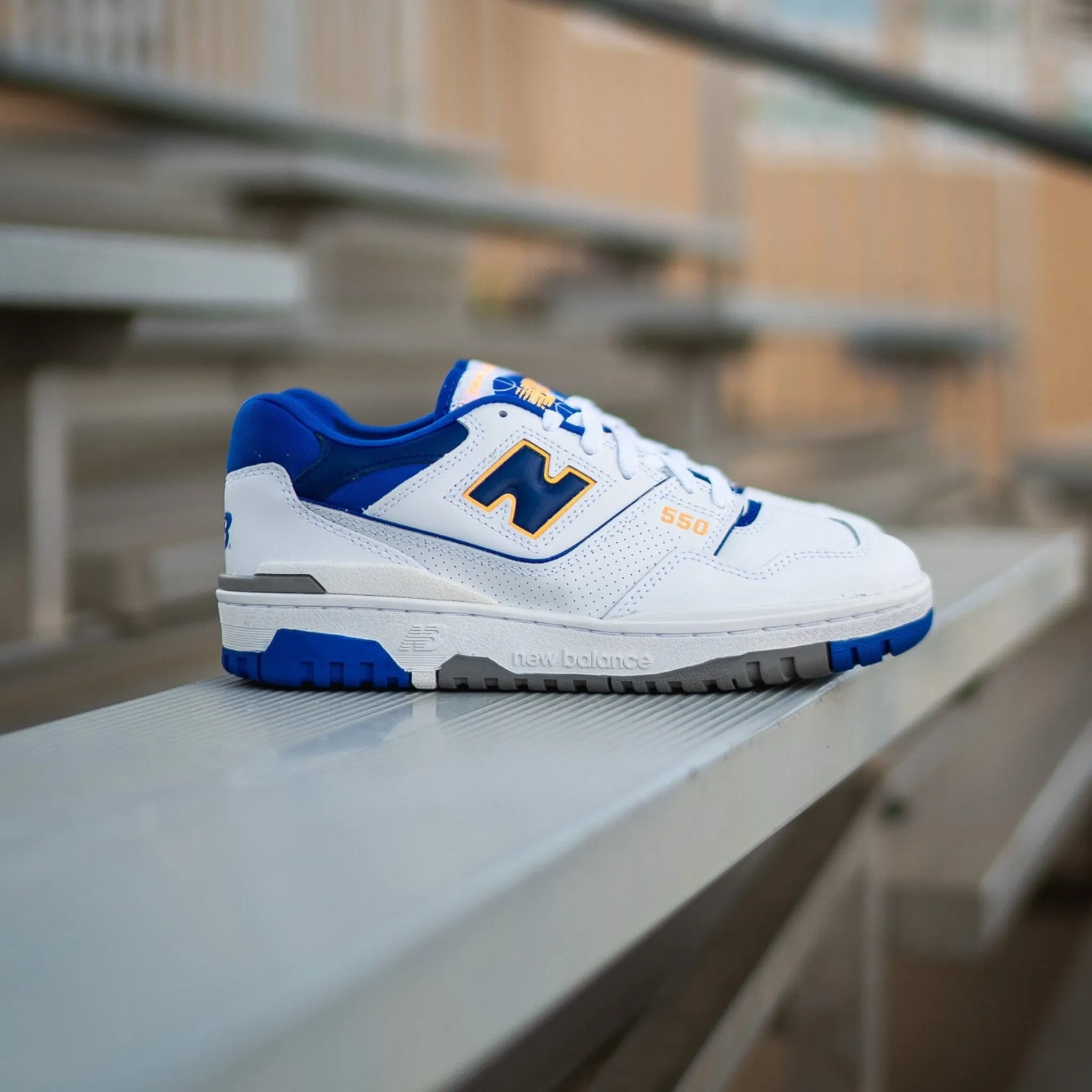 Streamlined grip Easy Cushioning Mens New Balance 550 (White/Royal) - BB550WTN