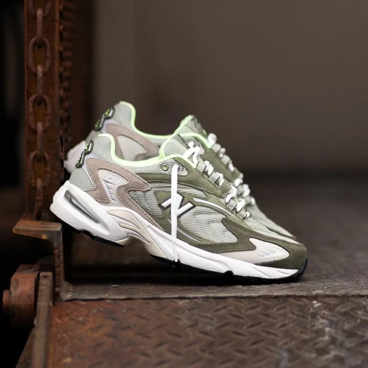shopping mid - top Men's New Balance 725V1 (Olivine) ML725UE