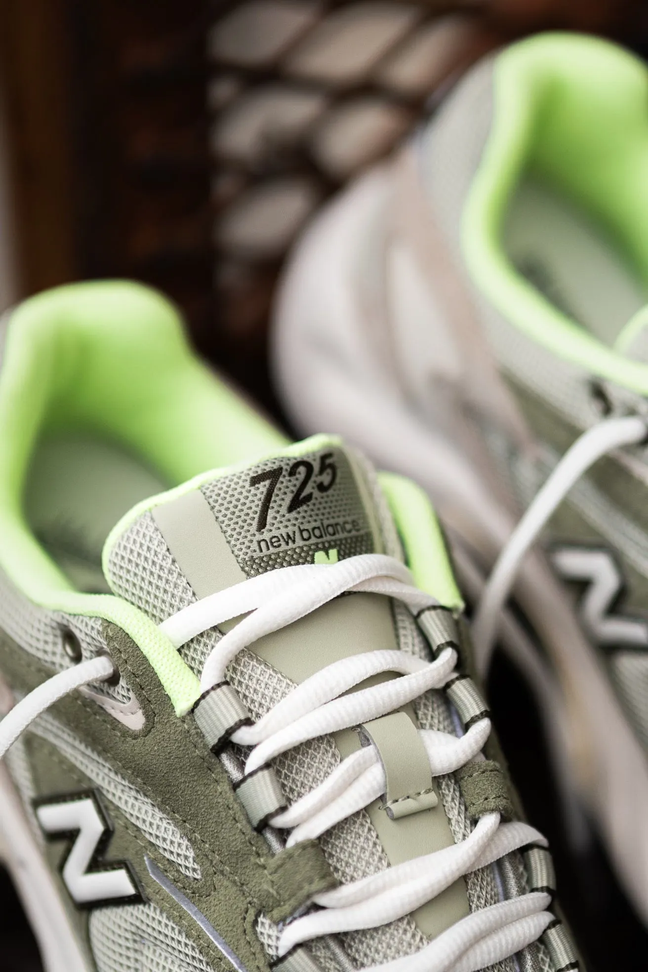 Flattering wear city dwellers' casual shoes Men's New Balance 725V1 (Olivine) ML725UE