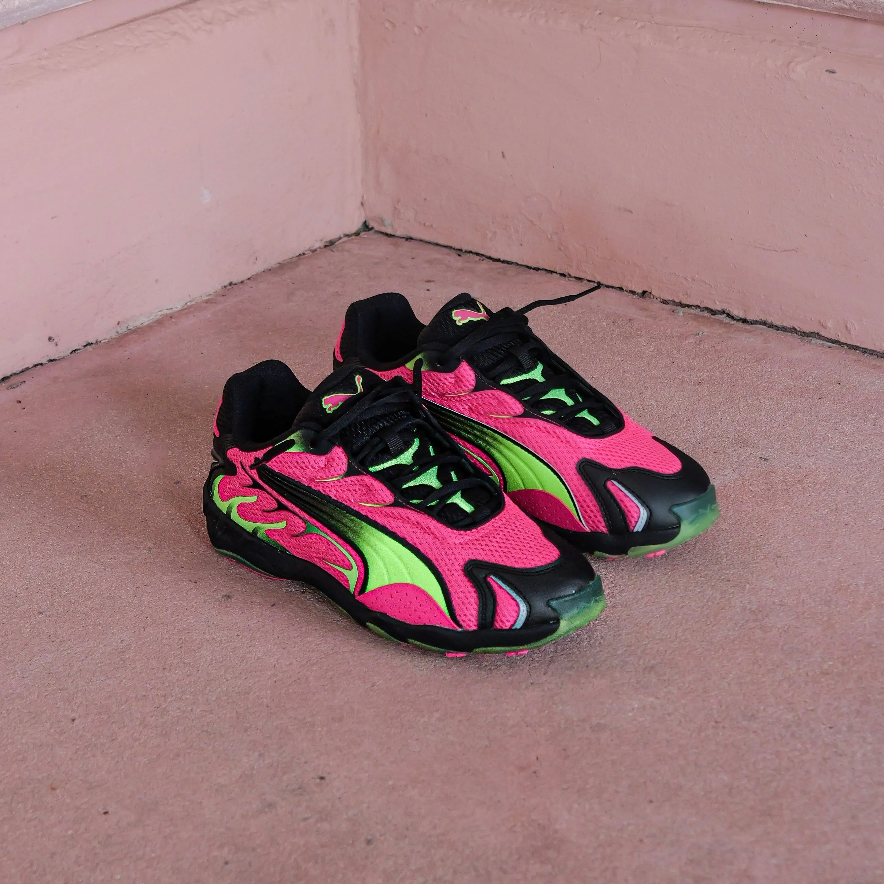 casual dressers hook - and - loop closure Mens Puma Inhale (Fluro Pink/Green Glare)