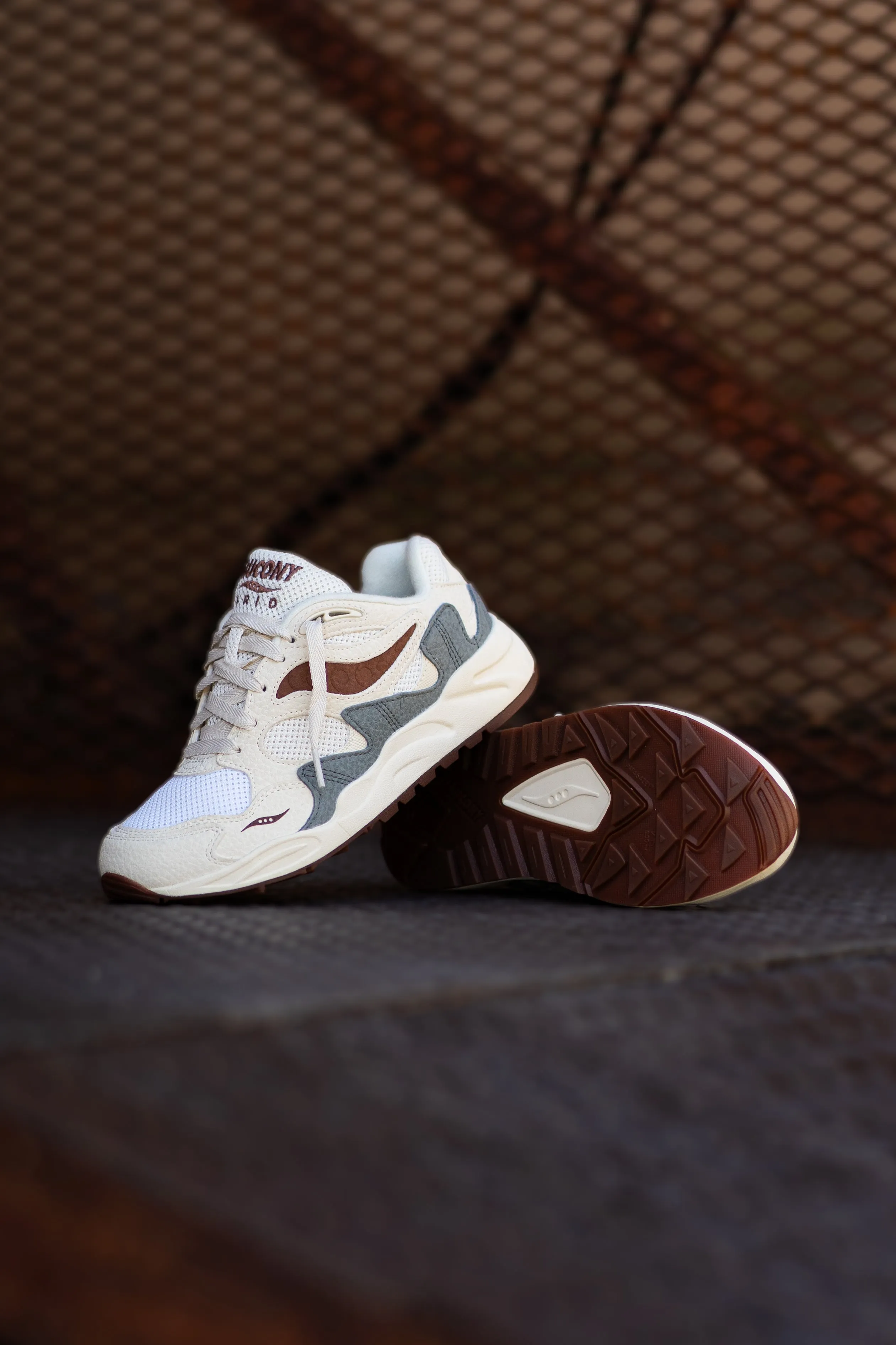 Mid-top Mens Saucony Grid Shadow 2 (Sand/Brown)