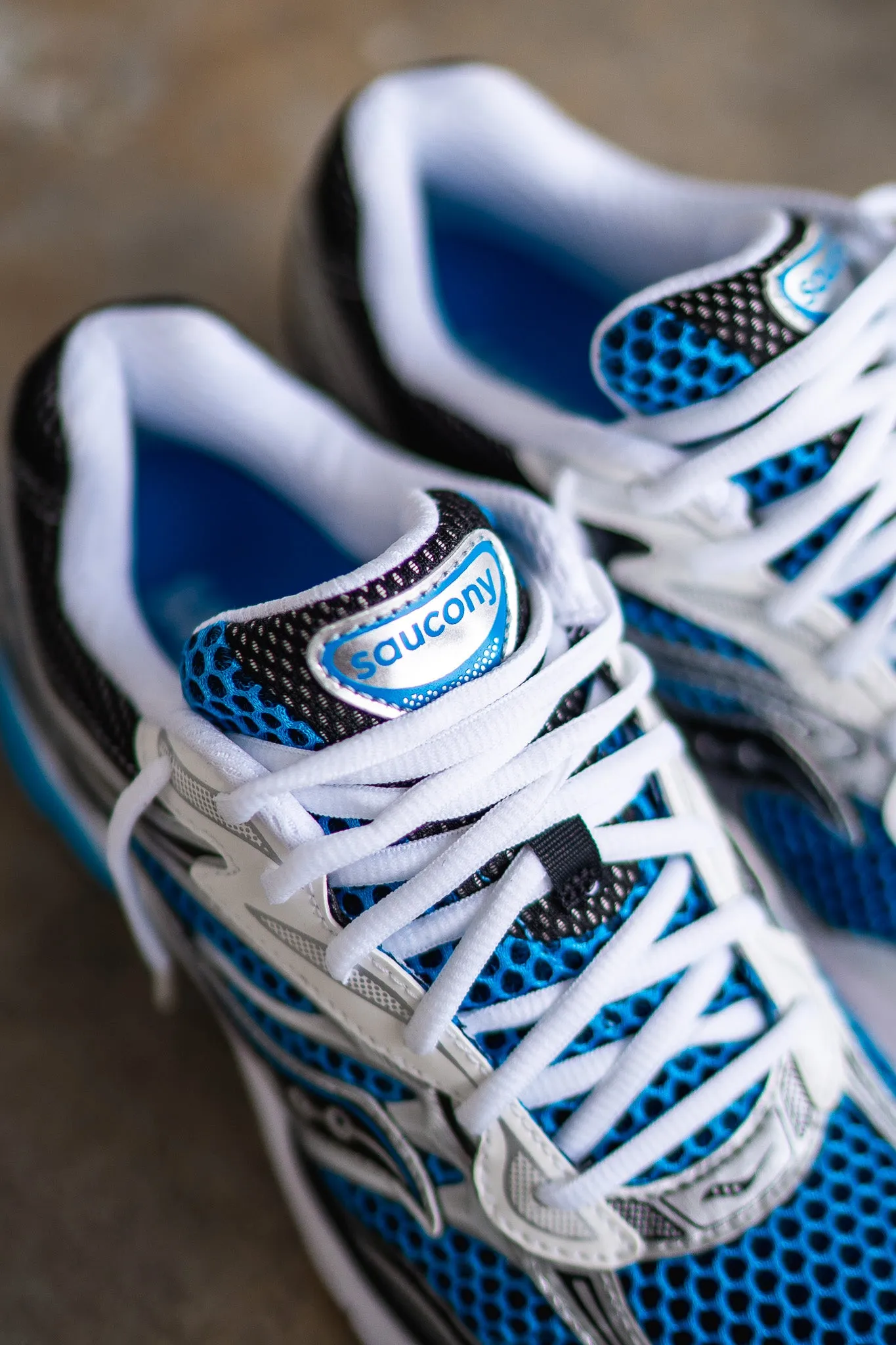 Mens Saucony OG ProGrid Omni 9 (Royal/Silver) Ultra-soft performance mass - produced