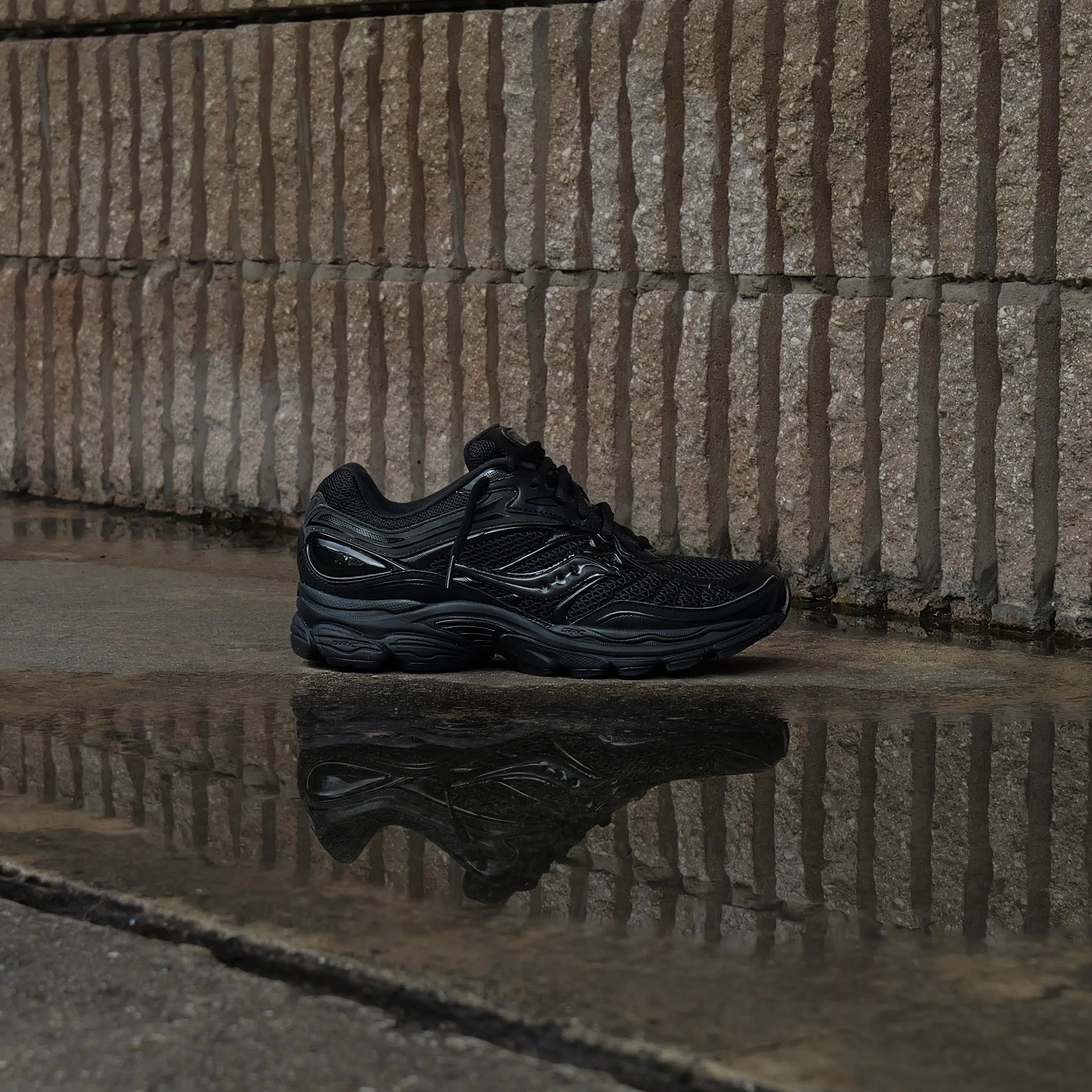 Mens Saucony ProGrid Omni 9 (Black/Black) platform shoes straightforward
