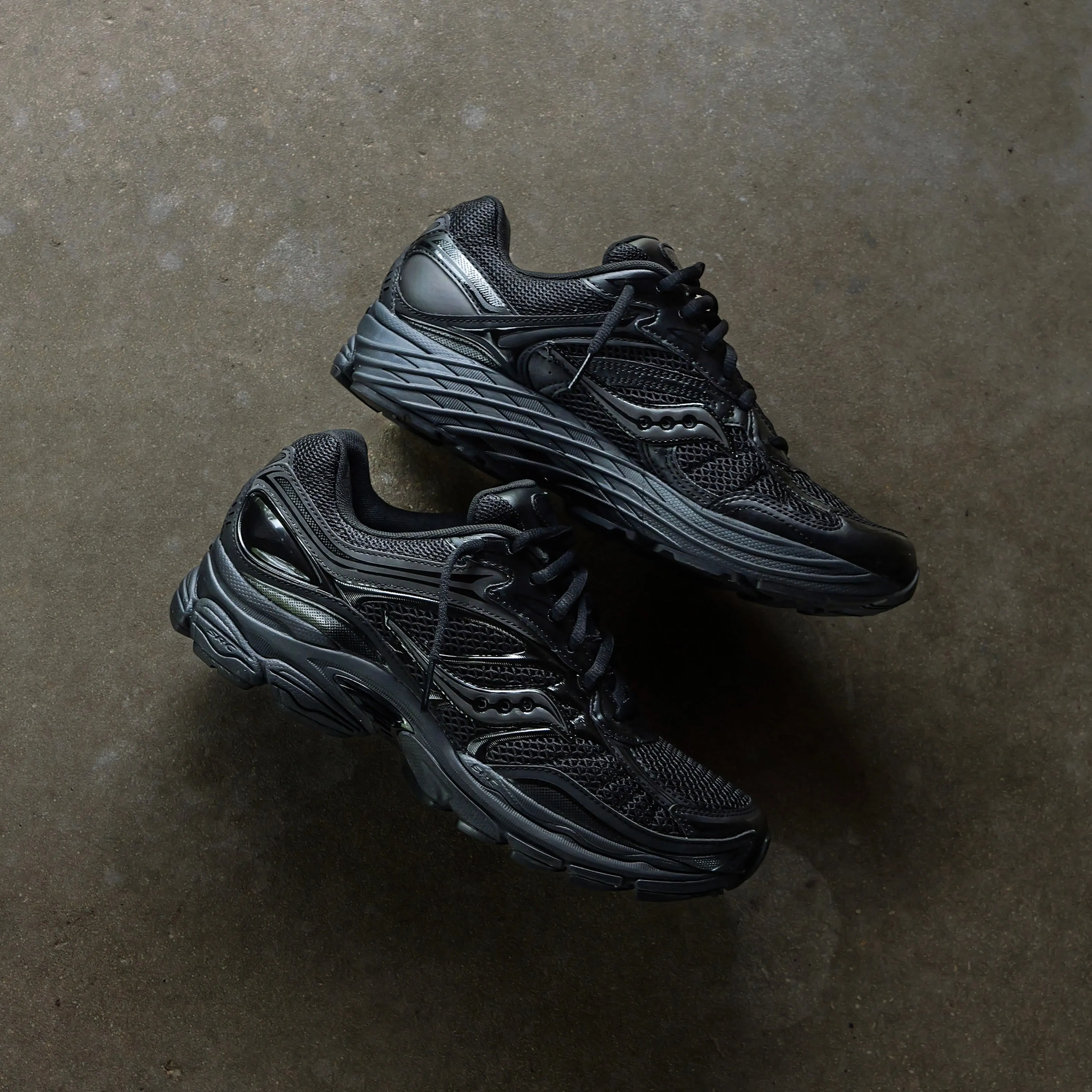 Mens Saucony ProGrid Omni 9 (Black/Black) Cool Design Plush traction