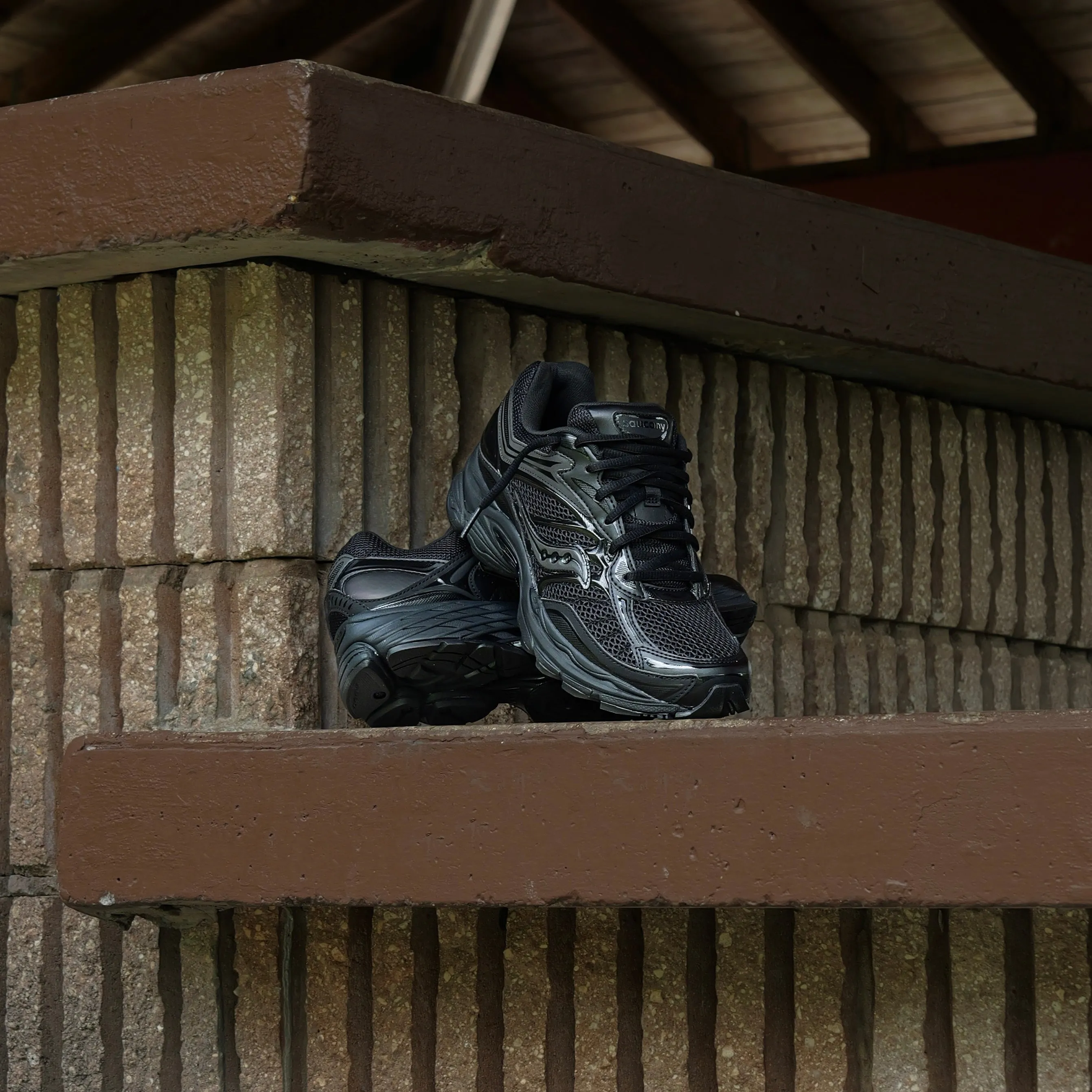 Mens Saucony ProGrid Omni 9 (Black/Black) Multi-functional lining