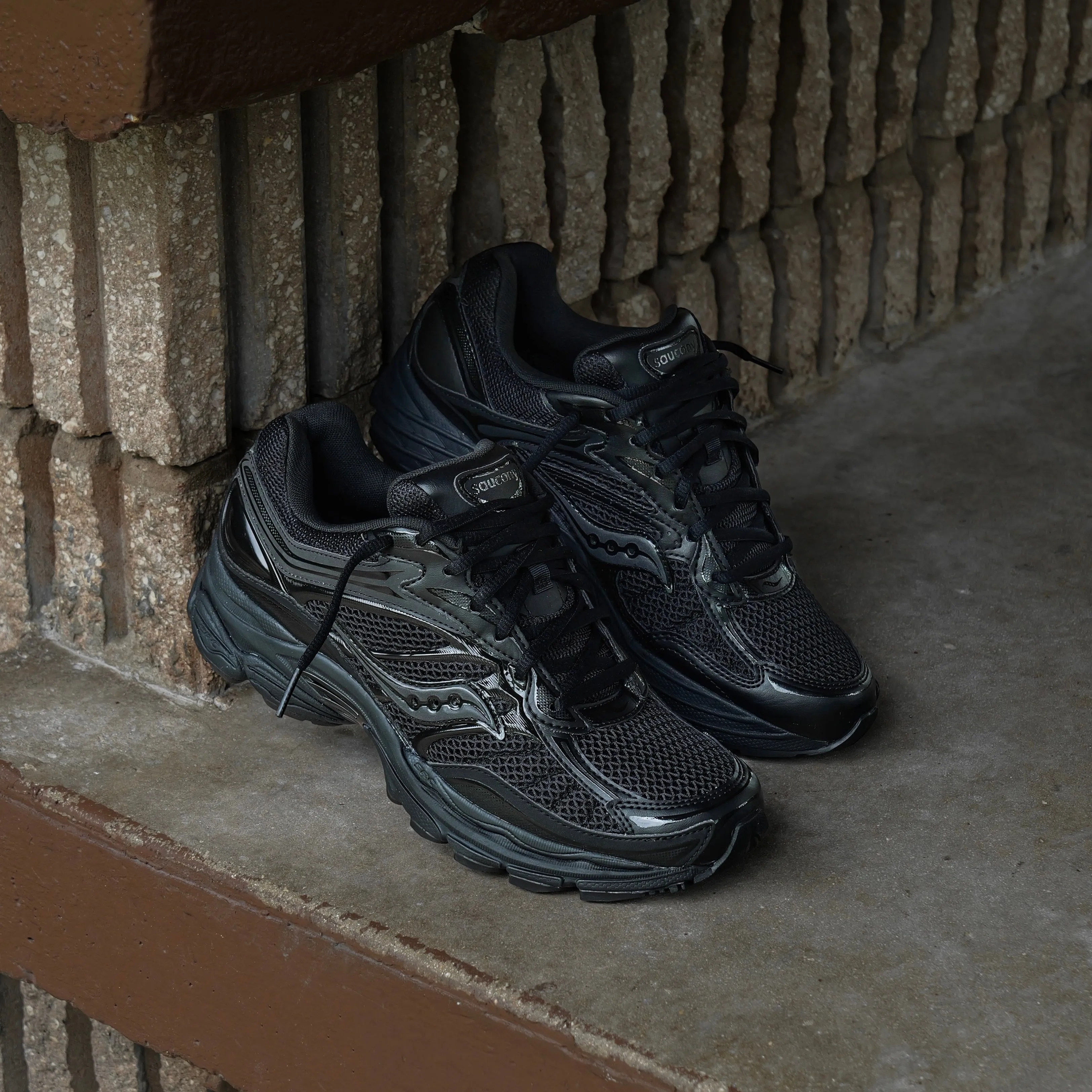 Mens Saucony ProGrid Omni 9 (Black/Black) Stackable Eco - friendly