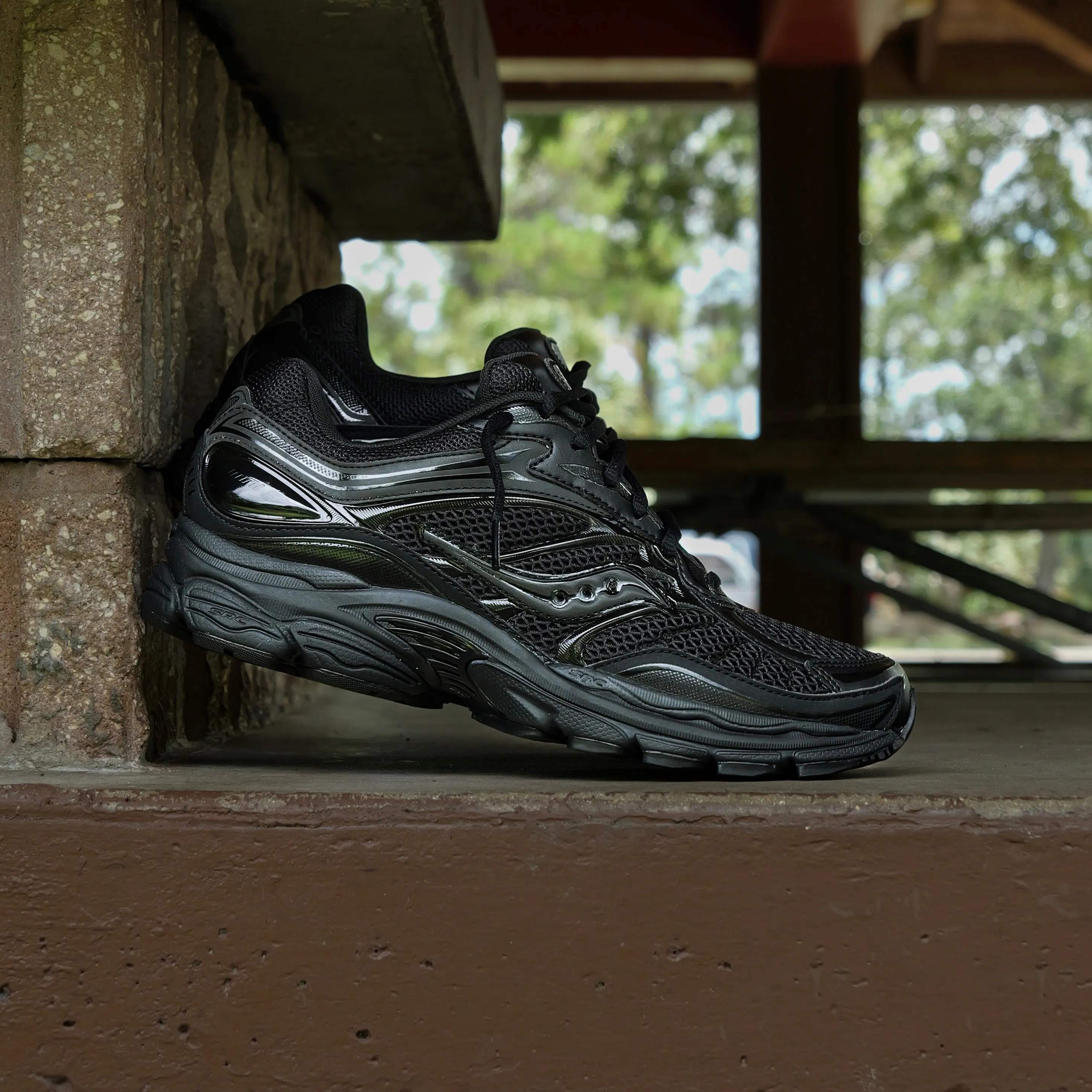 Plush traction beach - style Mens Saucony ProGrid Omni 9 (Black/Black)