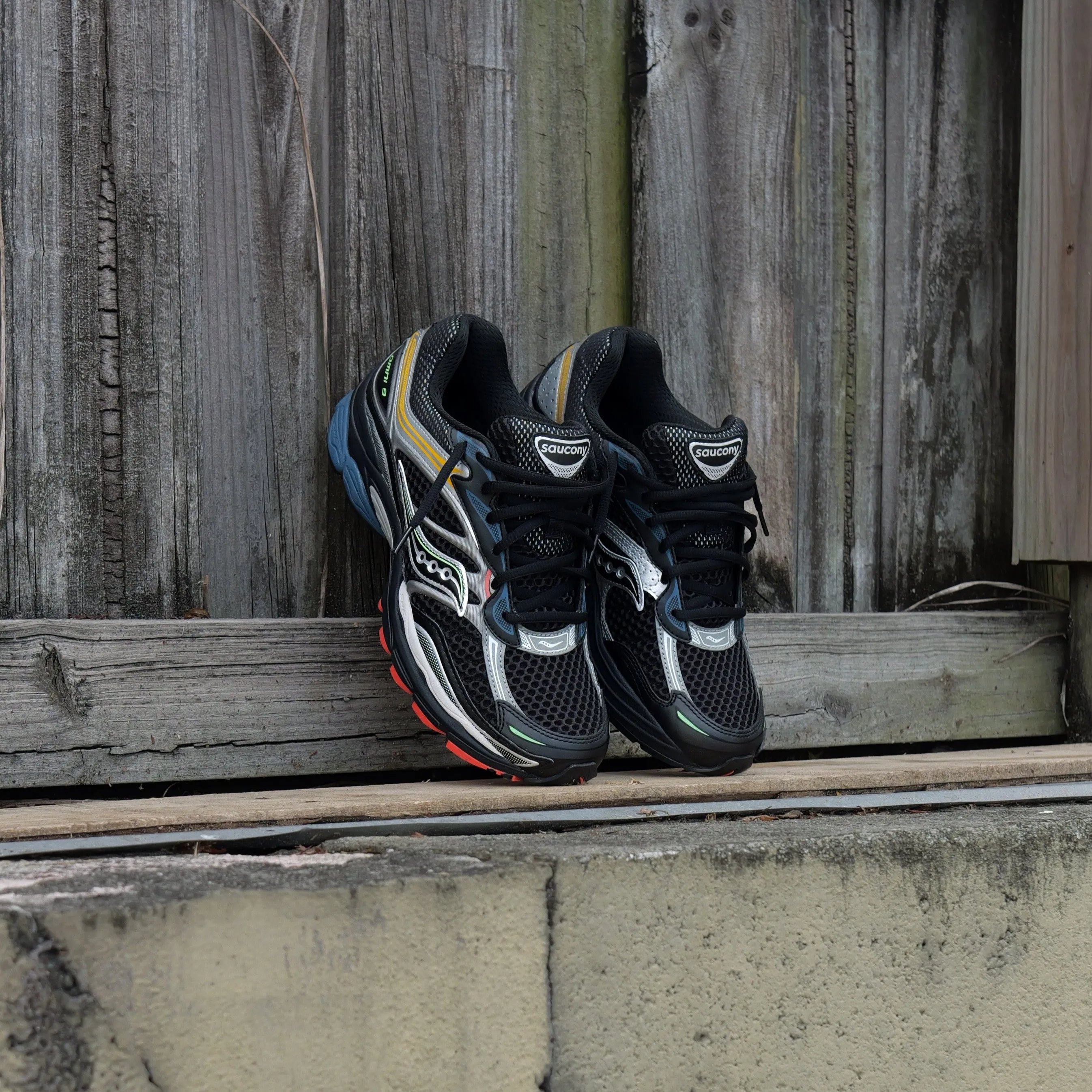 Mens Saucony ProGrid Omni 9 (Black/Multi) stretchy design Seamless