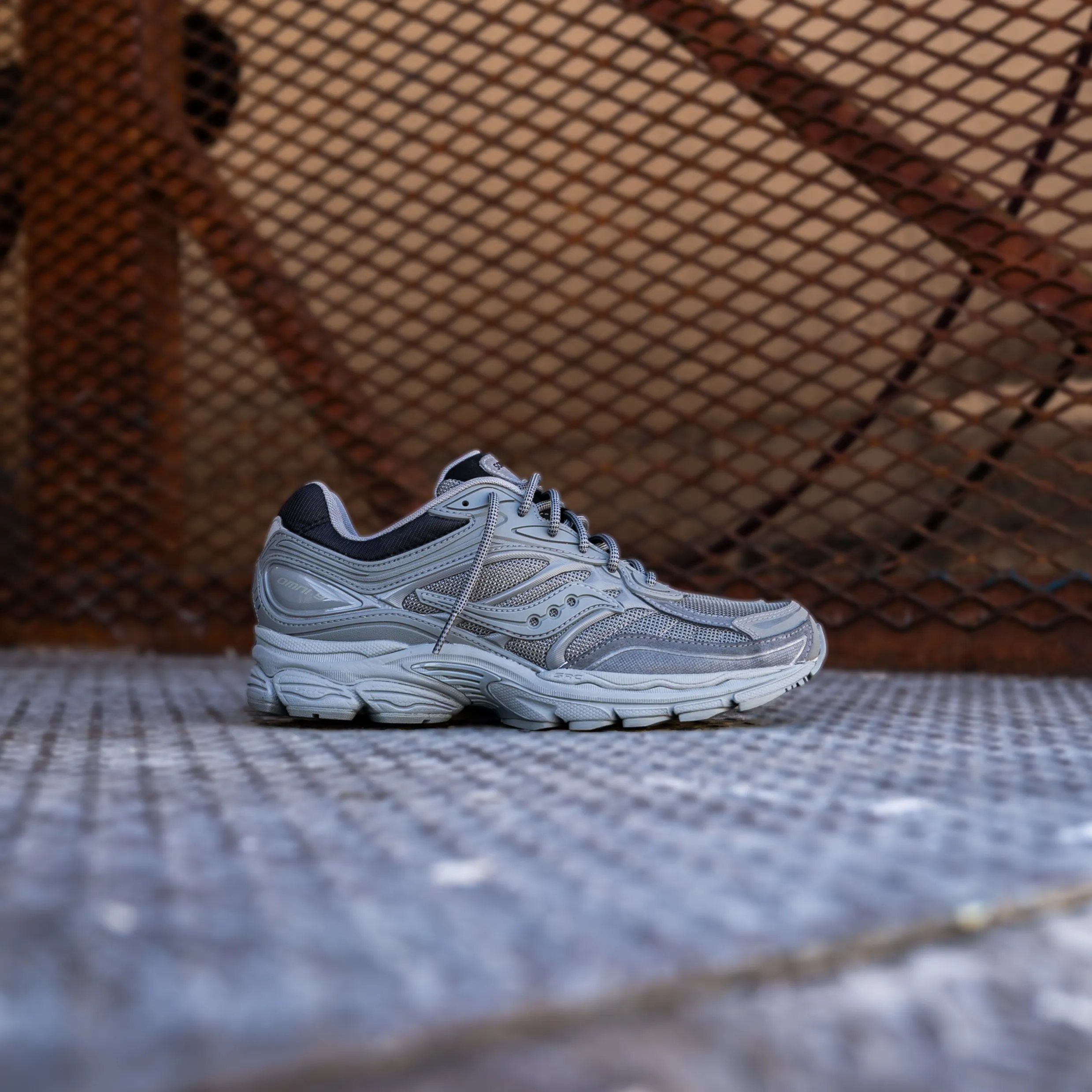 Mens Saucony ProGrid Omni 9 (Grey/Gris) soccer players' traction