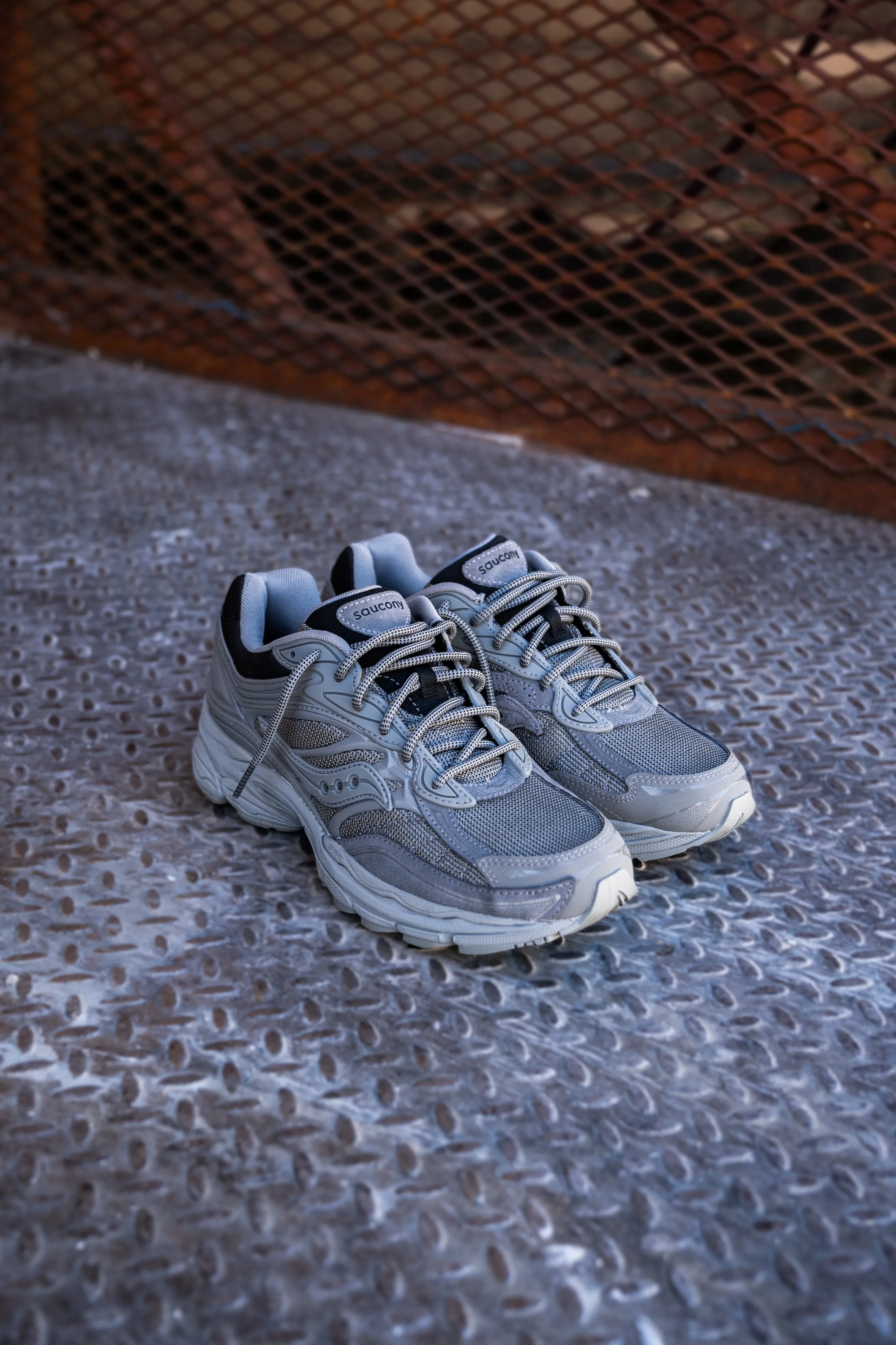 Mens Saucony ProGrid Omni 9 (Grey/Gris) Luxe cushioning