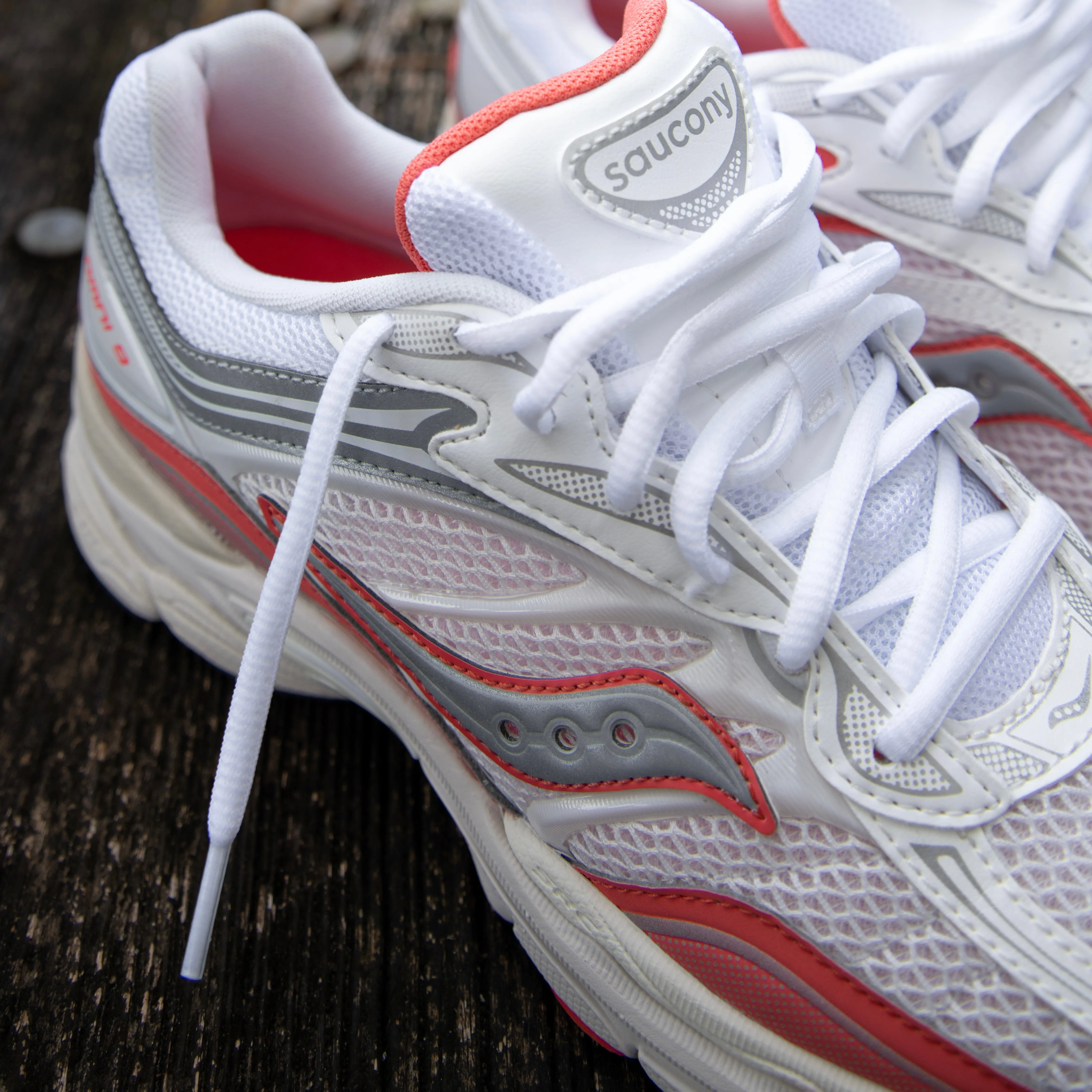 Mens Saucony ProGrid Omni 9 (Ivory/Coral) waterproof leather Shock-absorbent materials