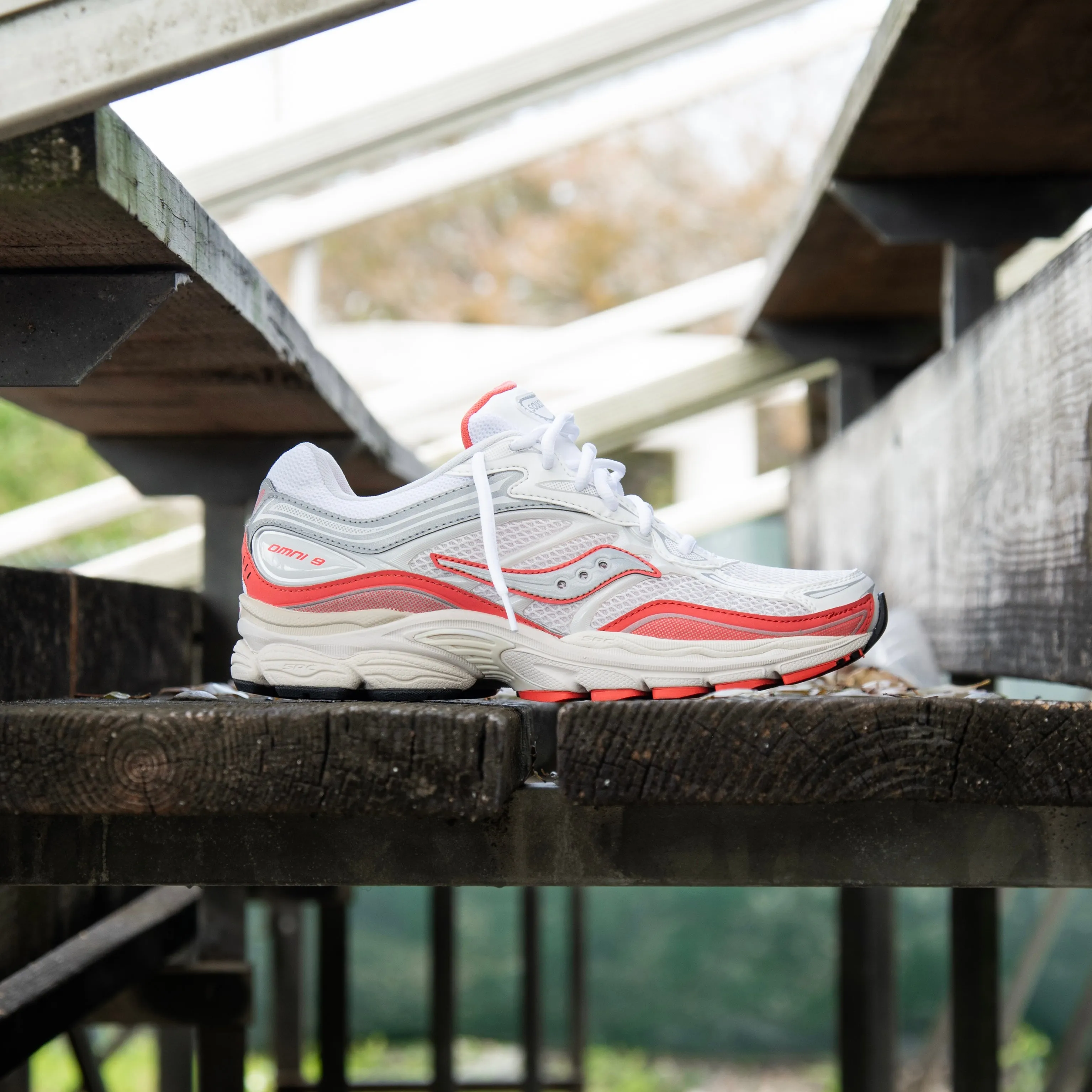 Mens Saucony ProGrid Omni 9 (Ivory/Coral) flexible user Boosted style