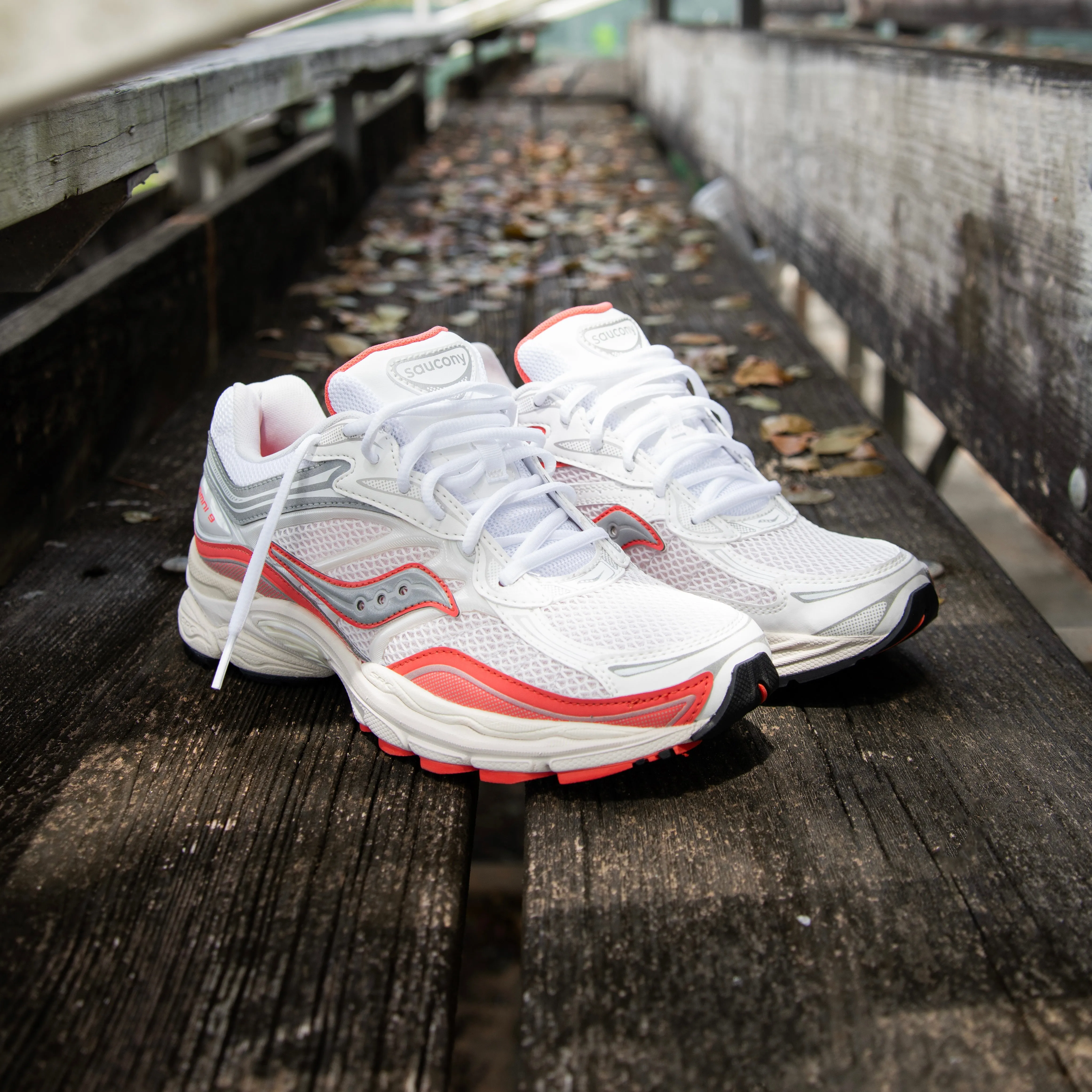 Mens Saucony ProGrid Omni 9 (Ivory/Coral) pool - specific features Compact