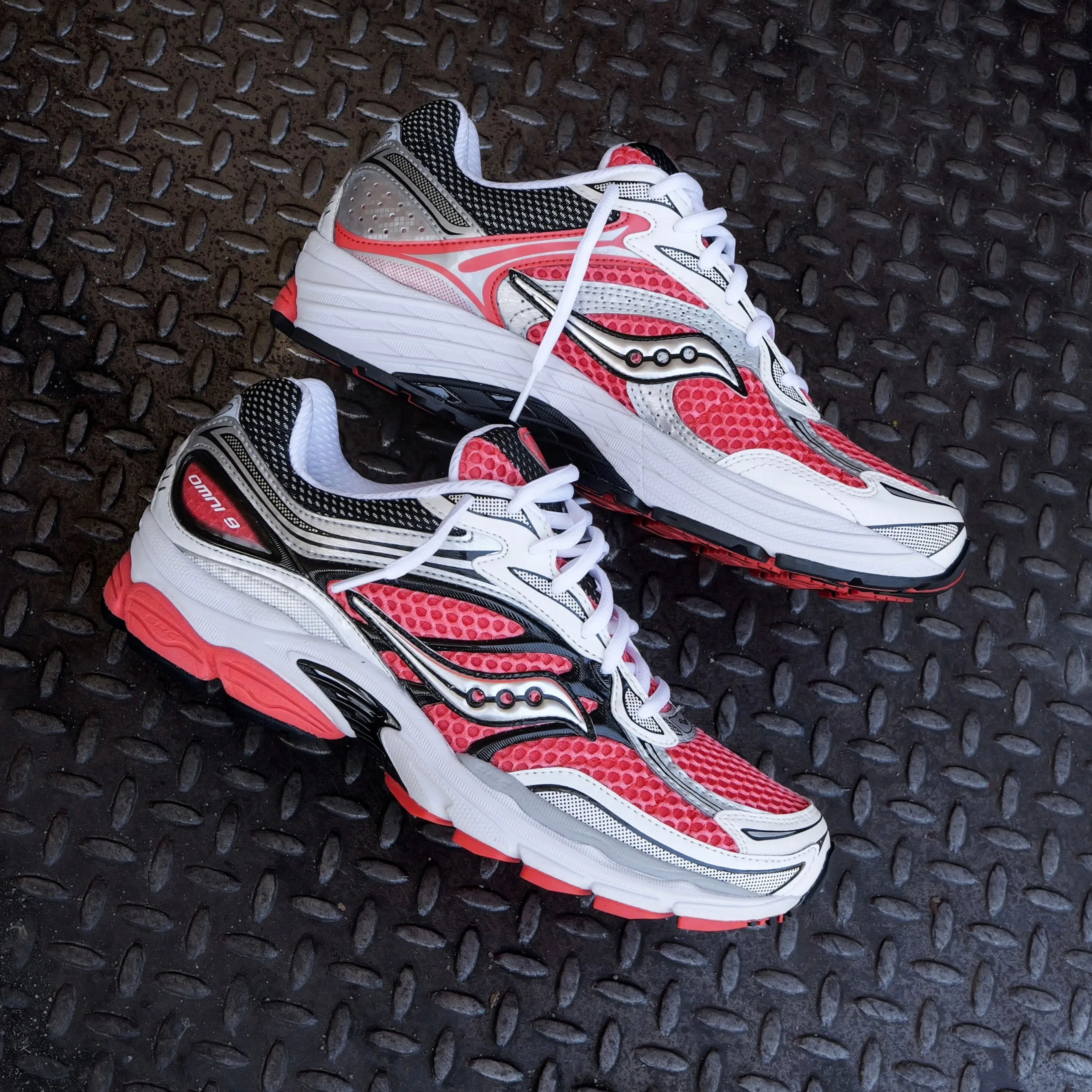 style - level Mens Saucony ProGrid Omni 9 (Silver/Coral)