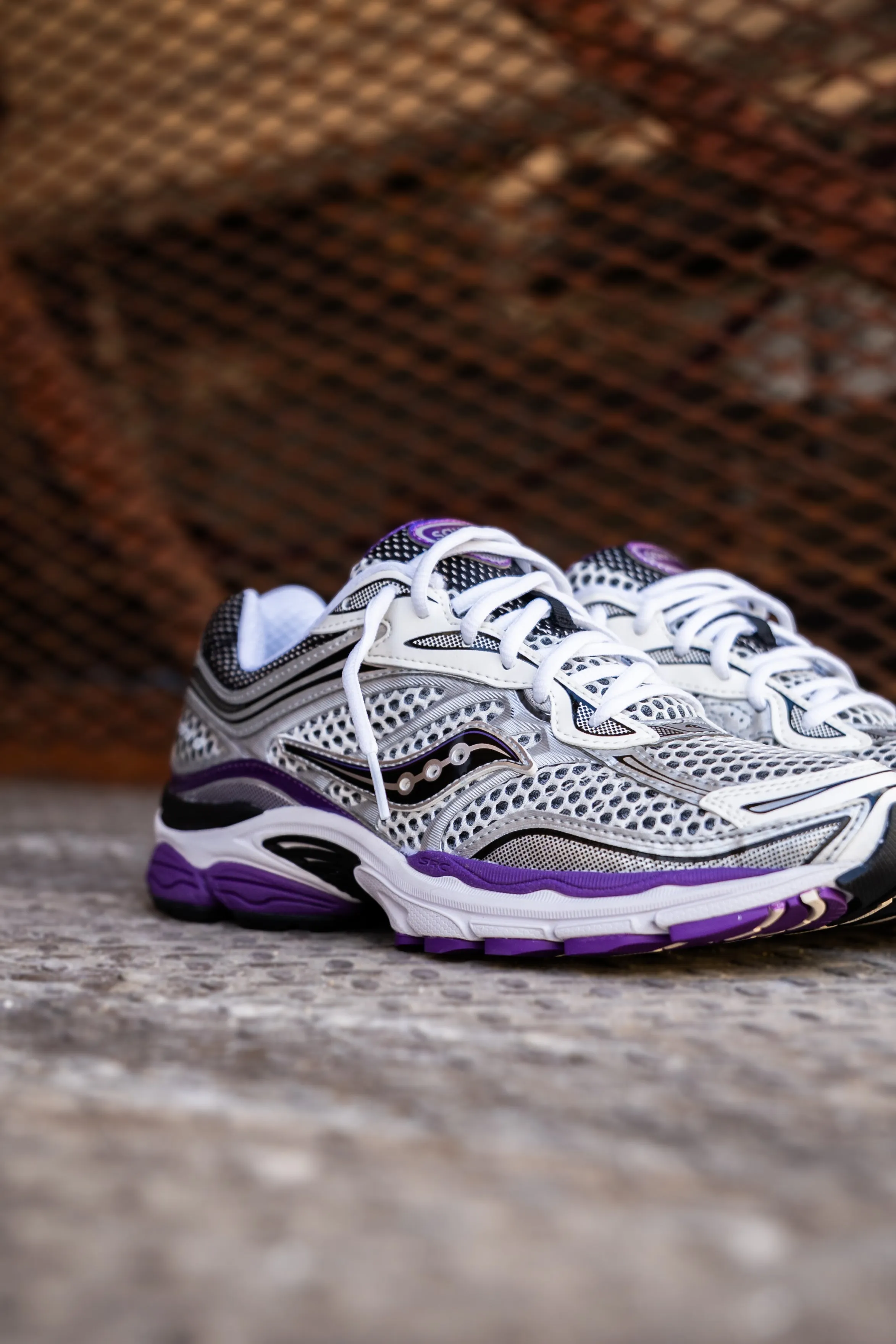 football boots fluorescent Mens Saucony ProGrid Omni 9 (Silver/Purple)