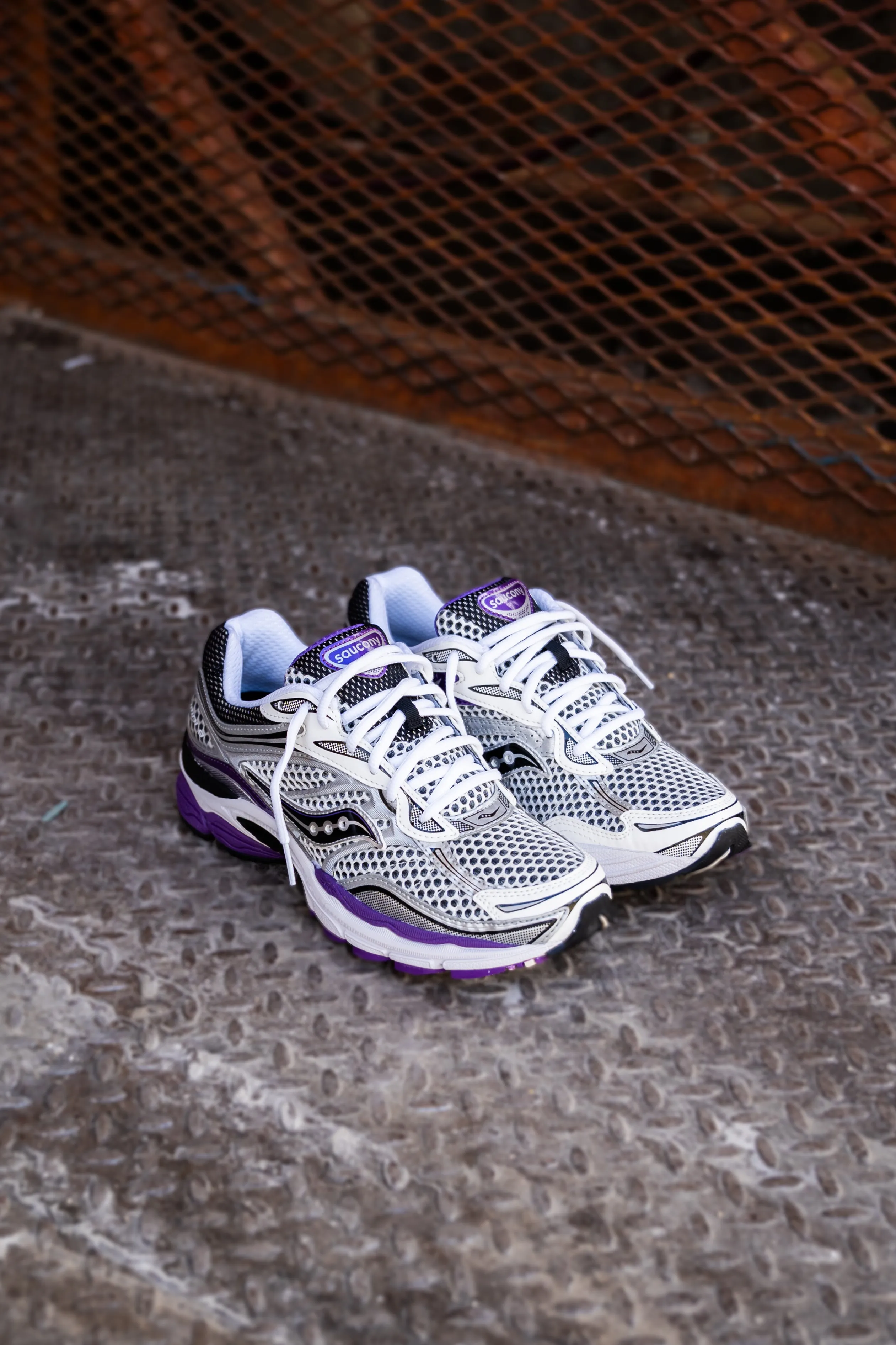 Mens Saucony ProGrid Omni 9 (Silver/Purple) dry - weather All-Purpose