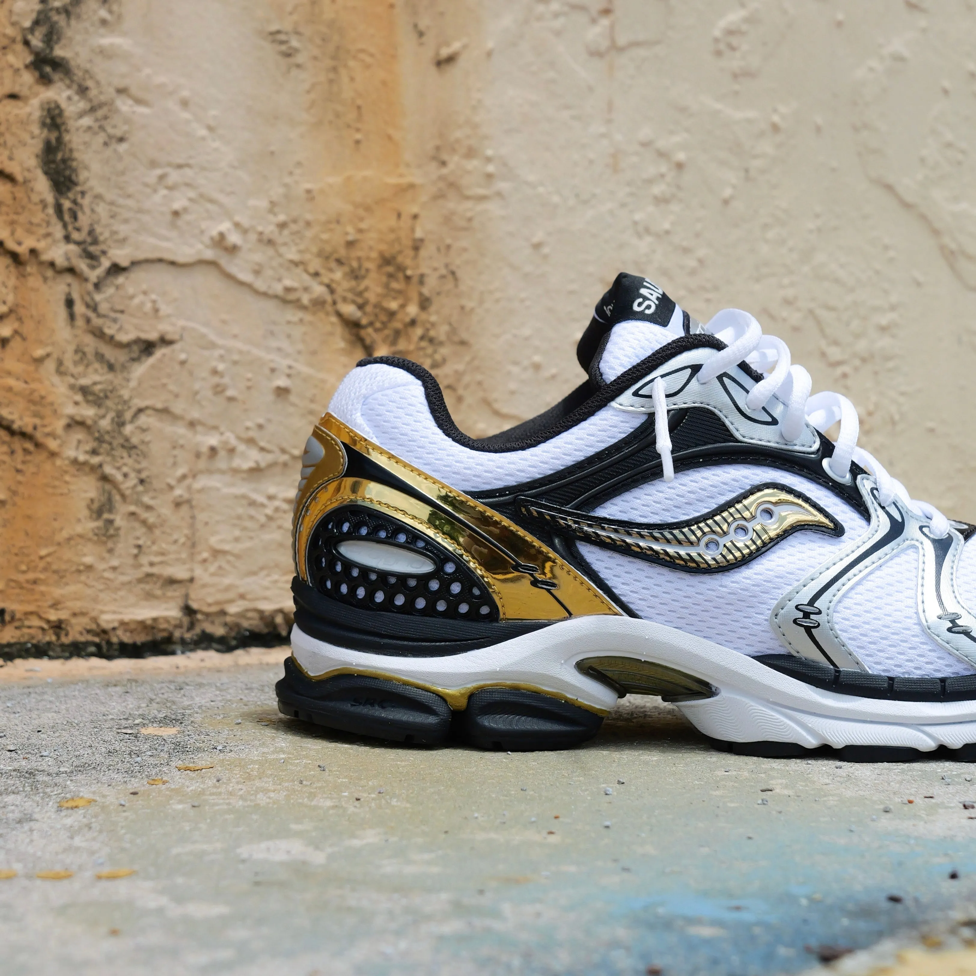 enjoyable Mens Saucony ProGrid Triumph 4  (Gold/Chrome)