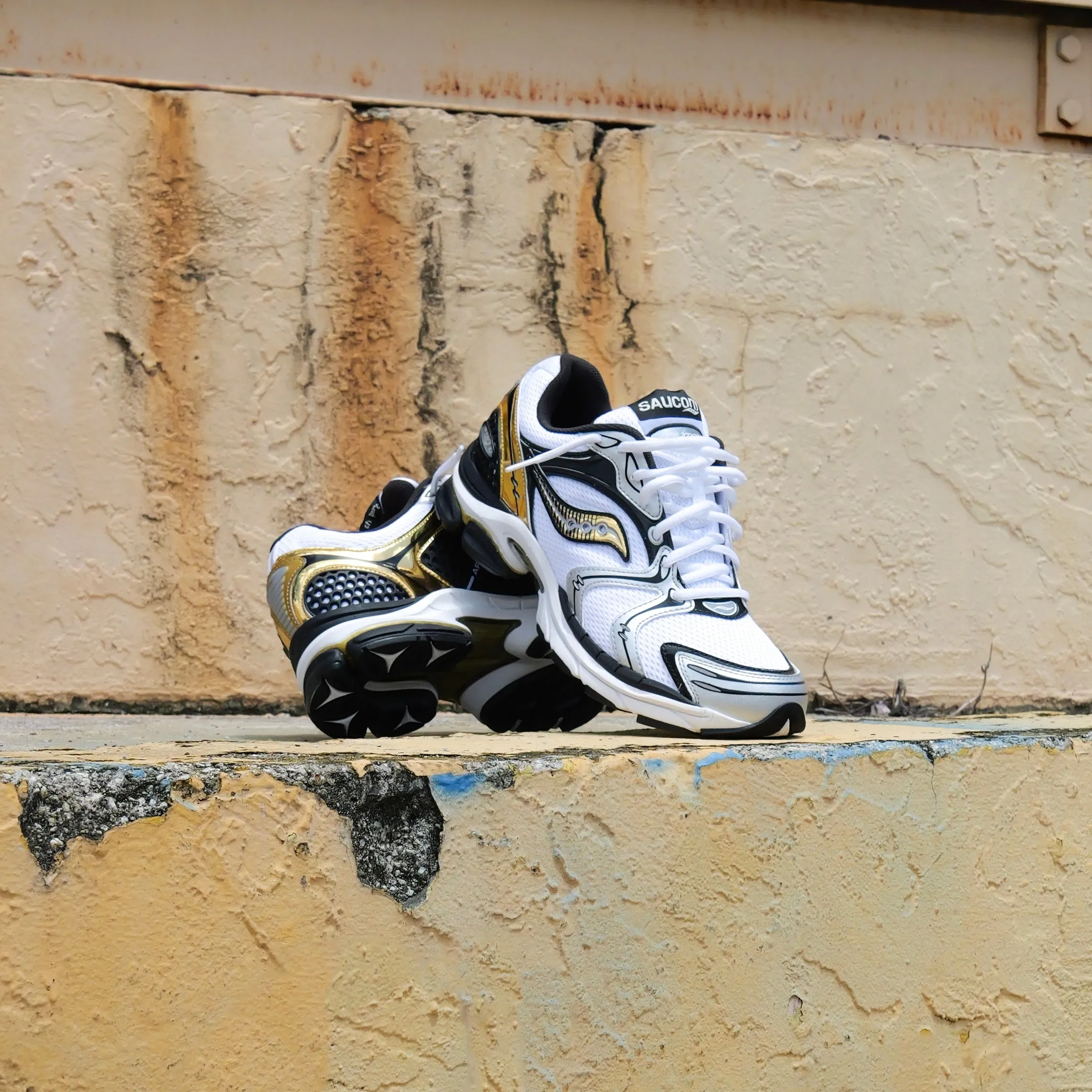 Mens Saucony ProGrid Triumph 4  (Gold/Chrome) students - specific features Superior ease