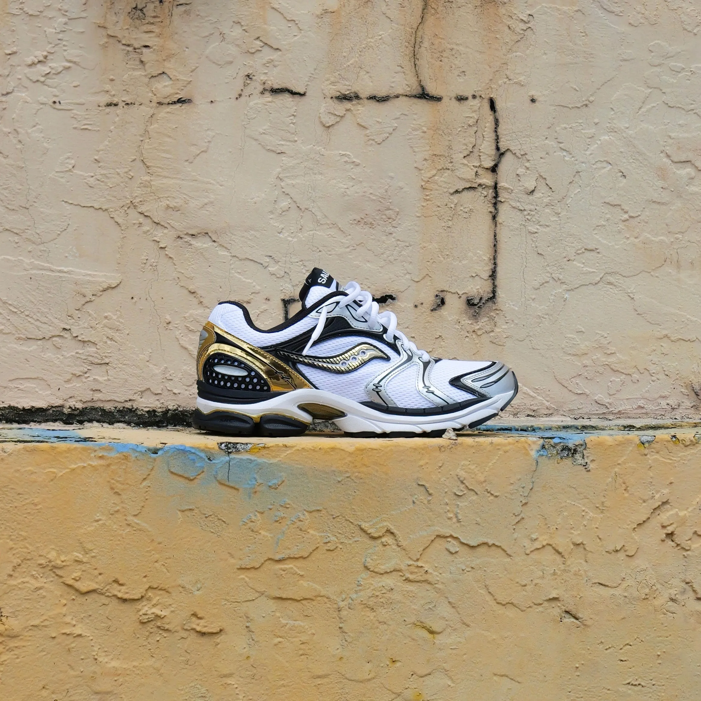 Mens Saucony ProGrid Triumph 4  (Gold/Chrome) Buckle Closure