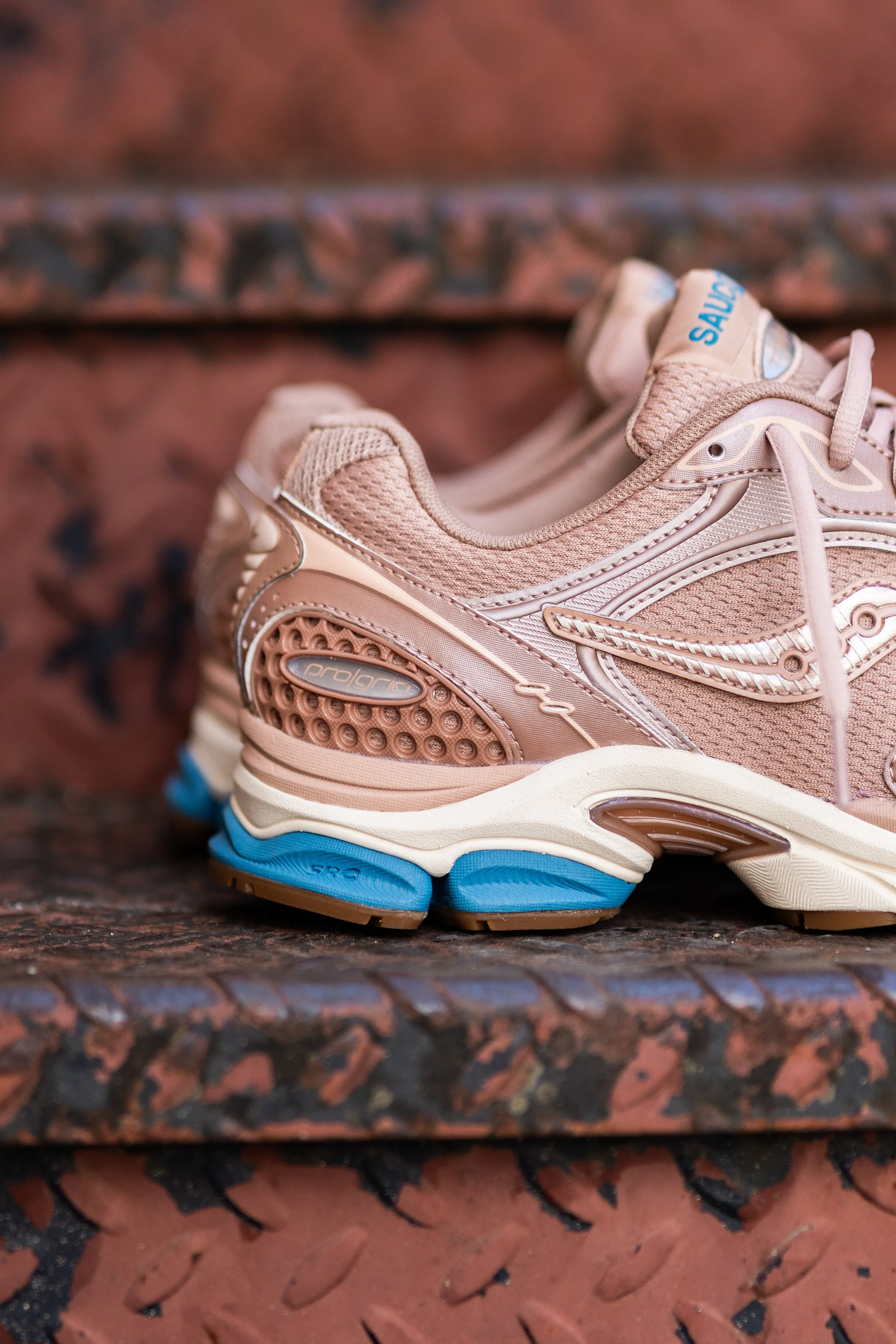 Mens Saucony ProGrid Triumph 4 (Tan/Royal) weekenders' options Plush traction