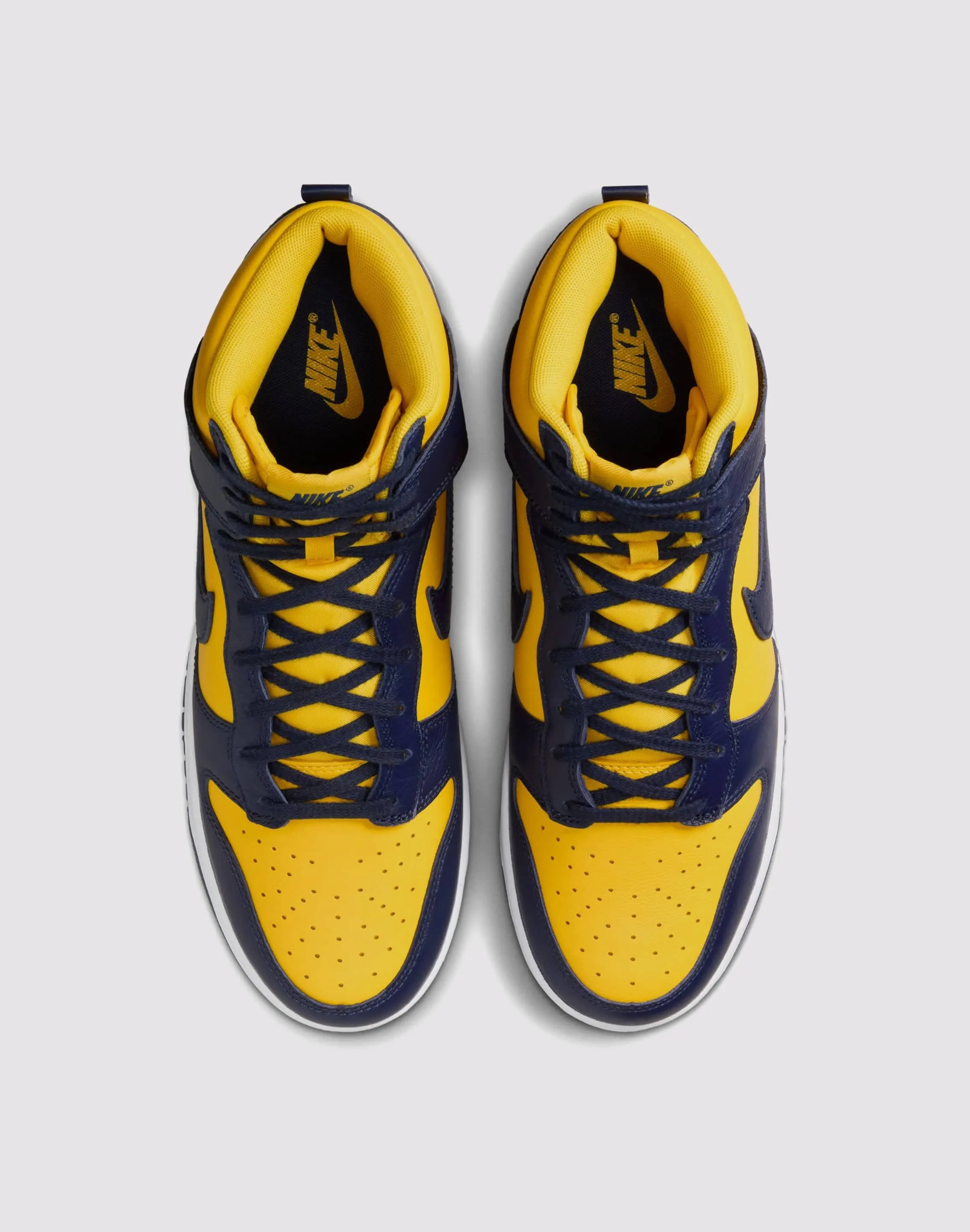 Student wear Nike Dunk High Retro SE ??Michigan??