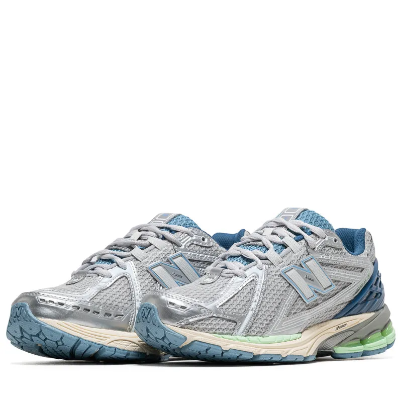 smooth - surface ready running in a tide pool area shoes New Balance 1906R - Silver Metallic/Still Water