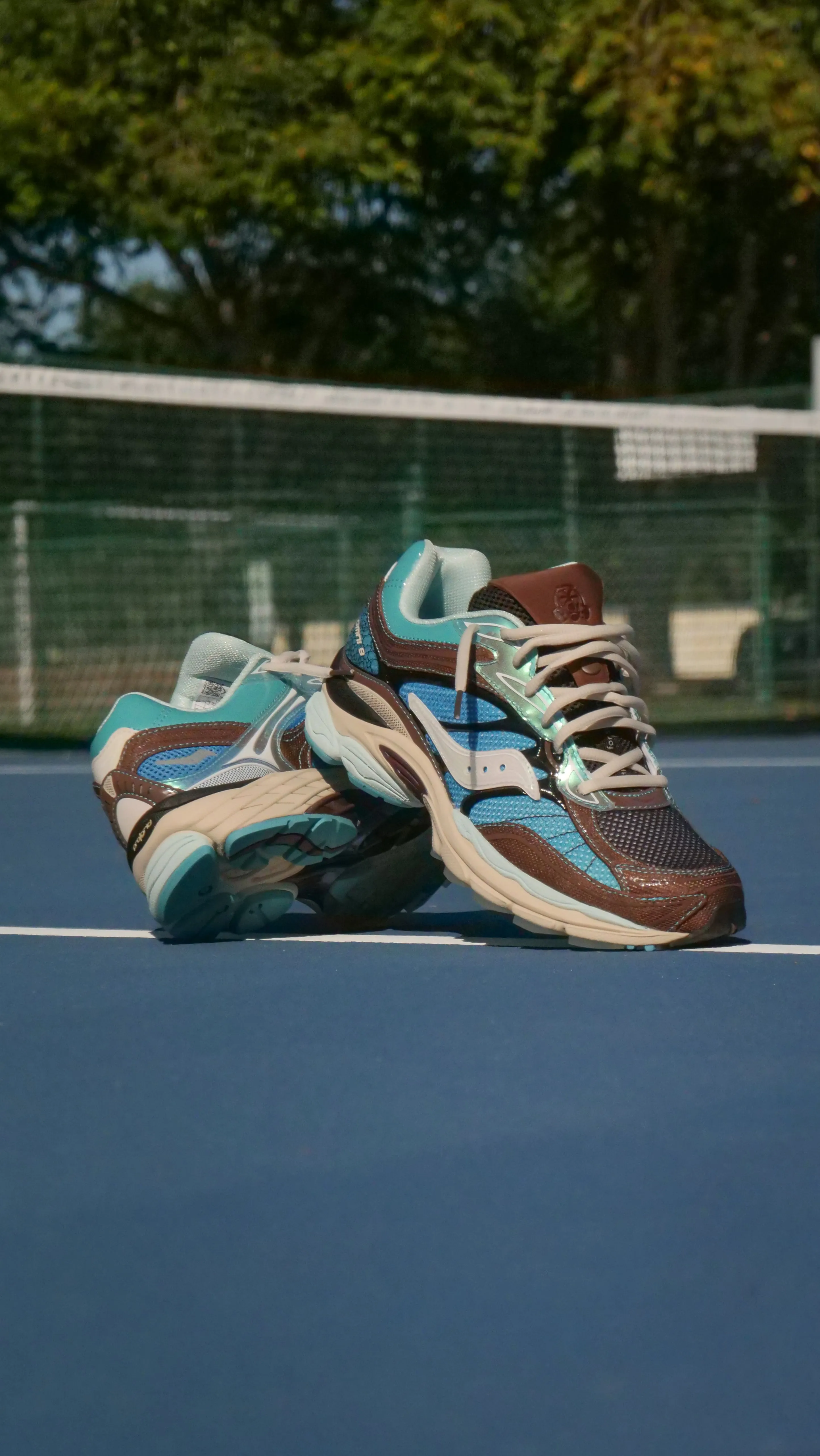 hiking - specific functions Elevated traction Mens Saucony x FootPatrol ProGrid Omni 9 (Blue/Brown)