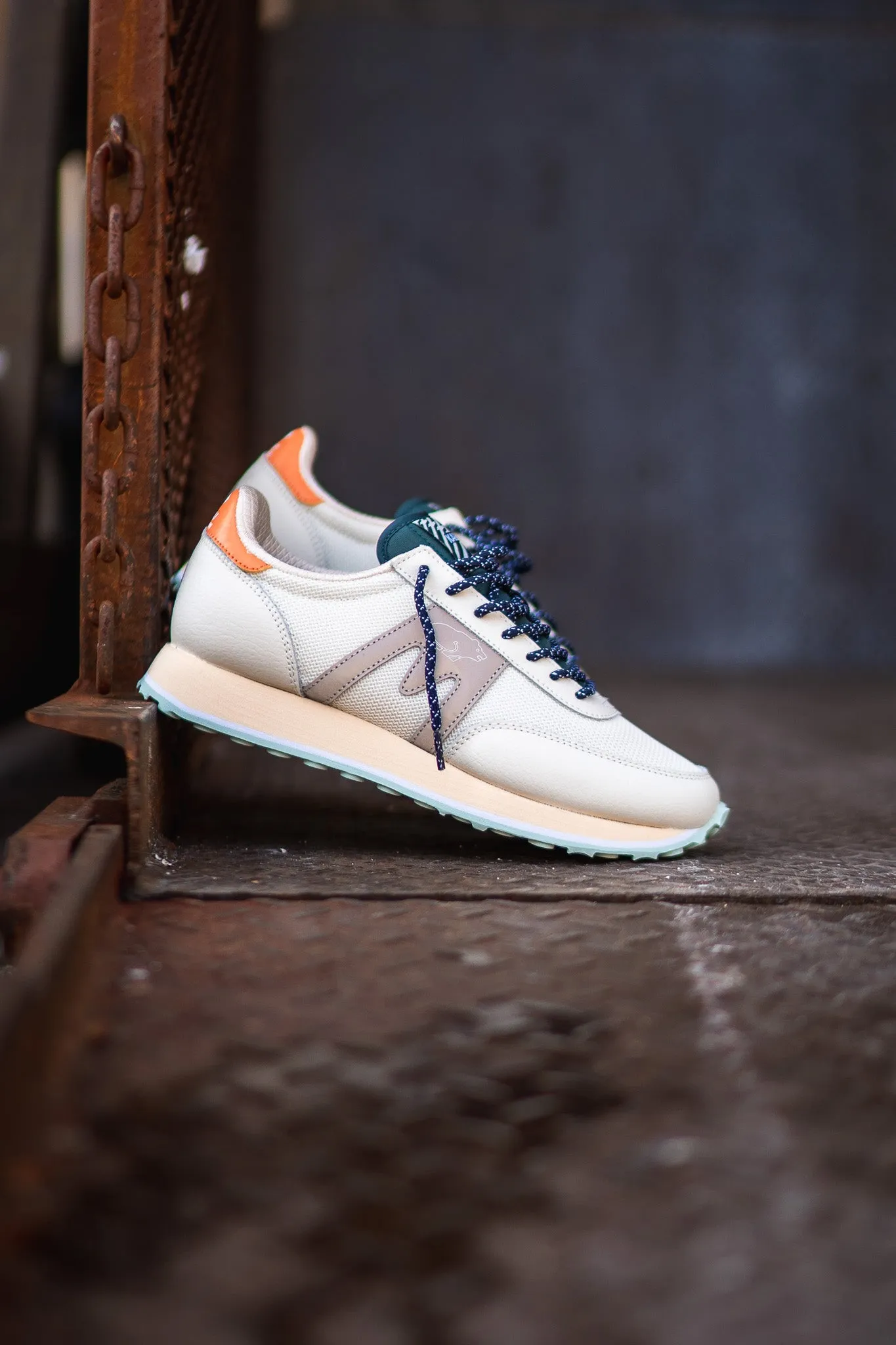 Vibrant lining Pilates practitioners' flexibility Karhu Albatross Control (Lily White/Silver)