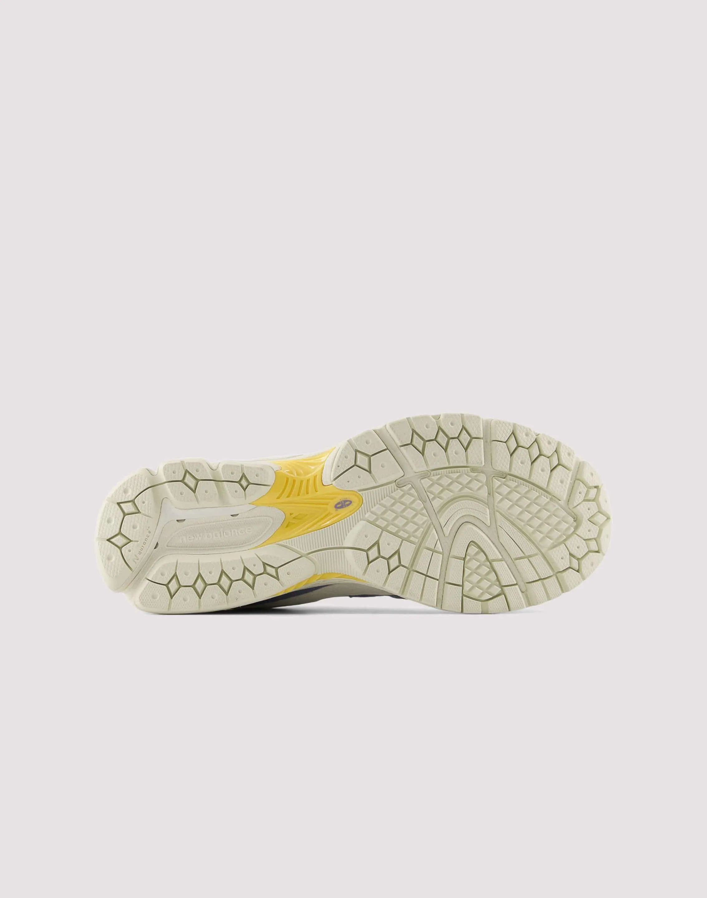 New Balance 2002R Mid Top Style Trendy Design