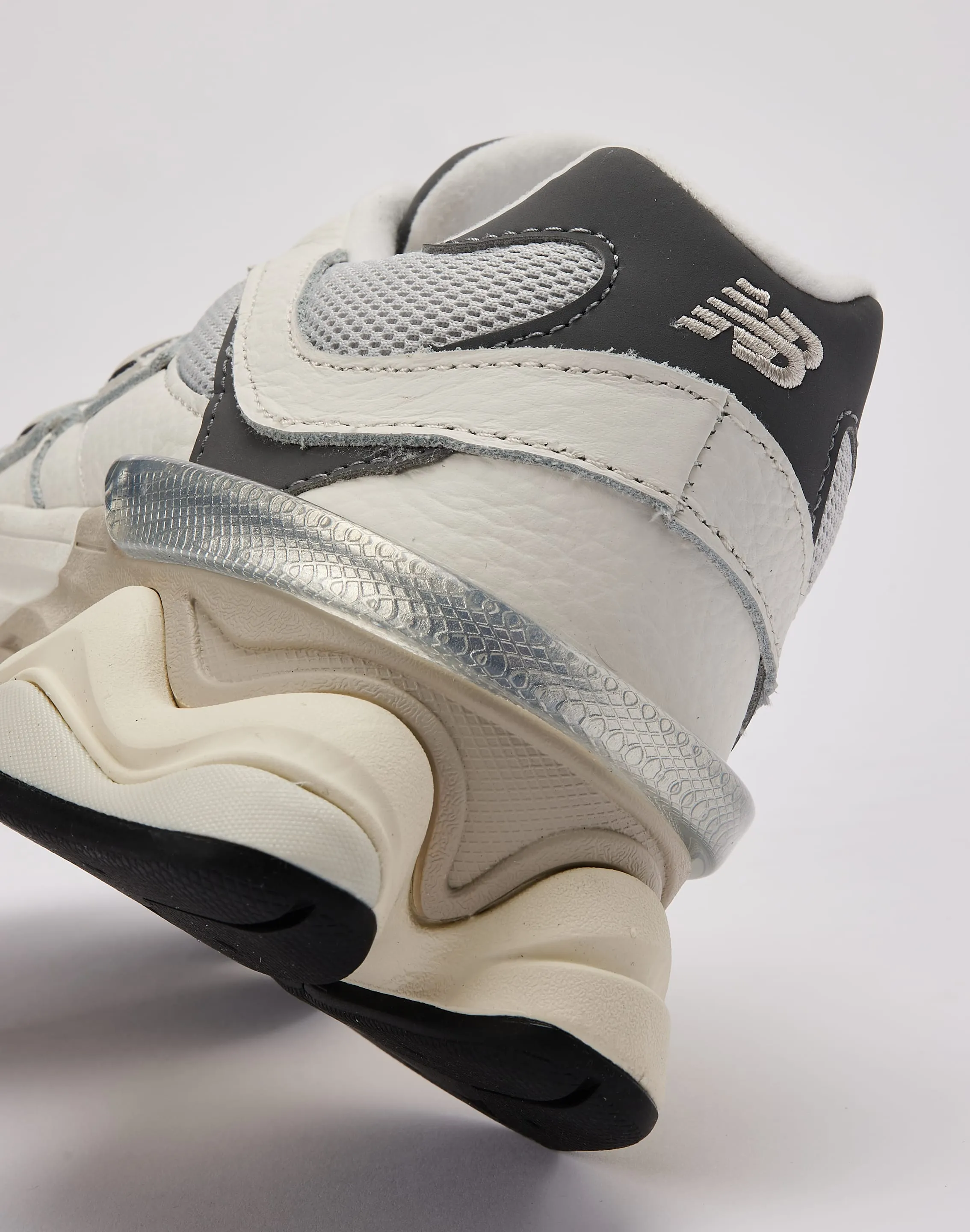 Buckle Up Flower Step New Balance 9060