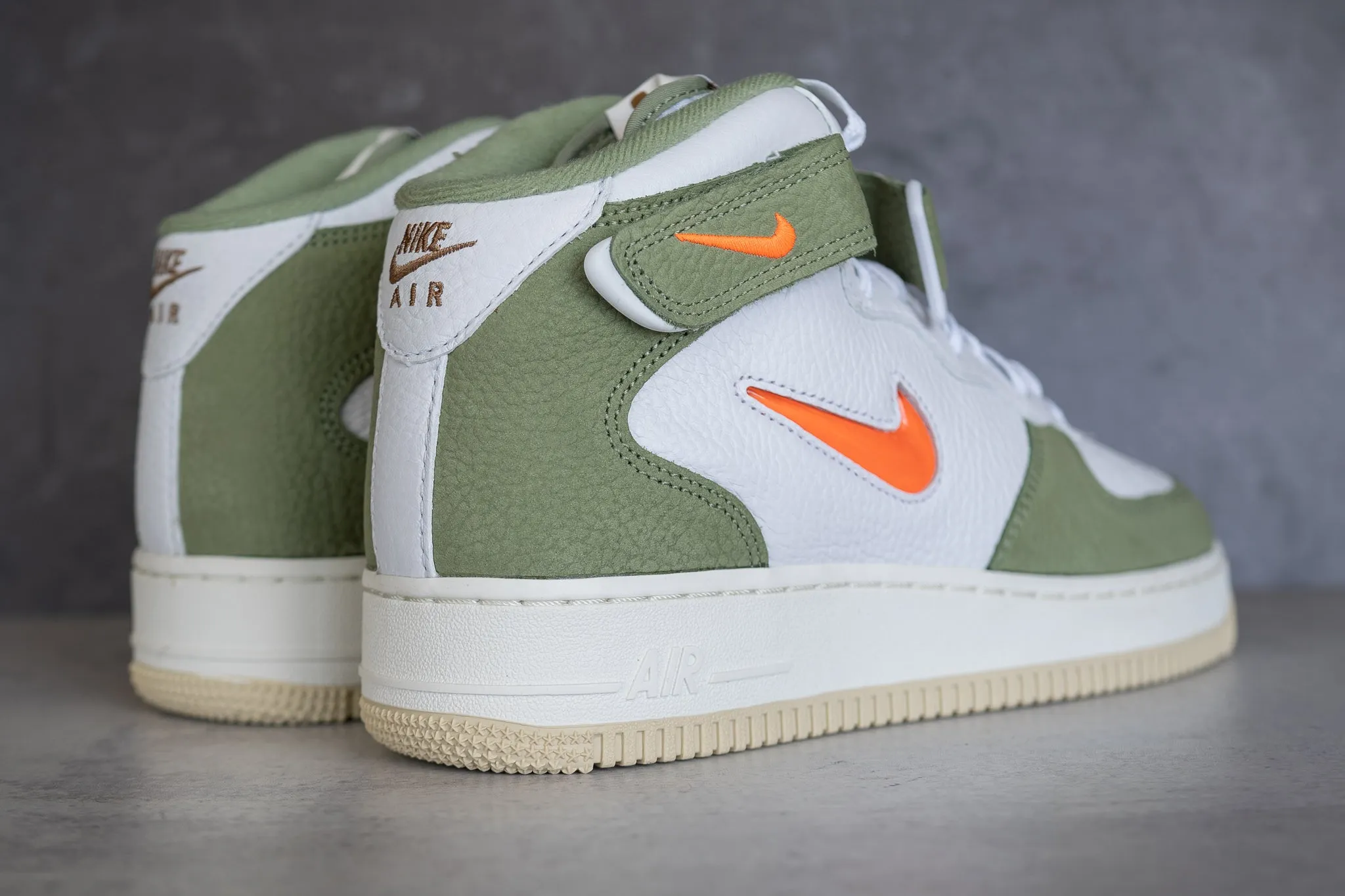 All-around ease Impact-absorbing Nike Air Force 1 Mid QS (Olive Jewel)