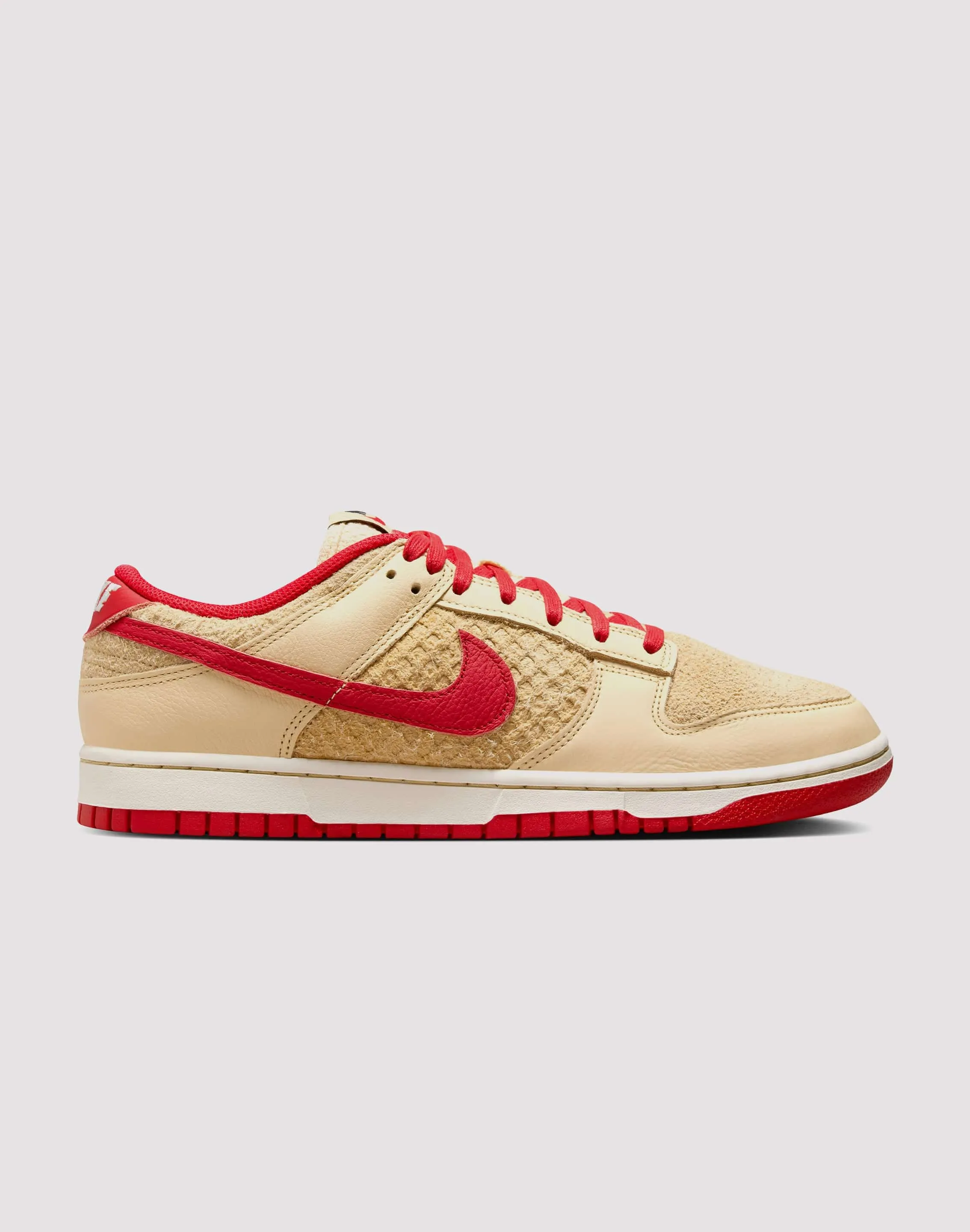 Cushioned Walk Nike Dunk Low Retro SE "Strawberry Waffle"