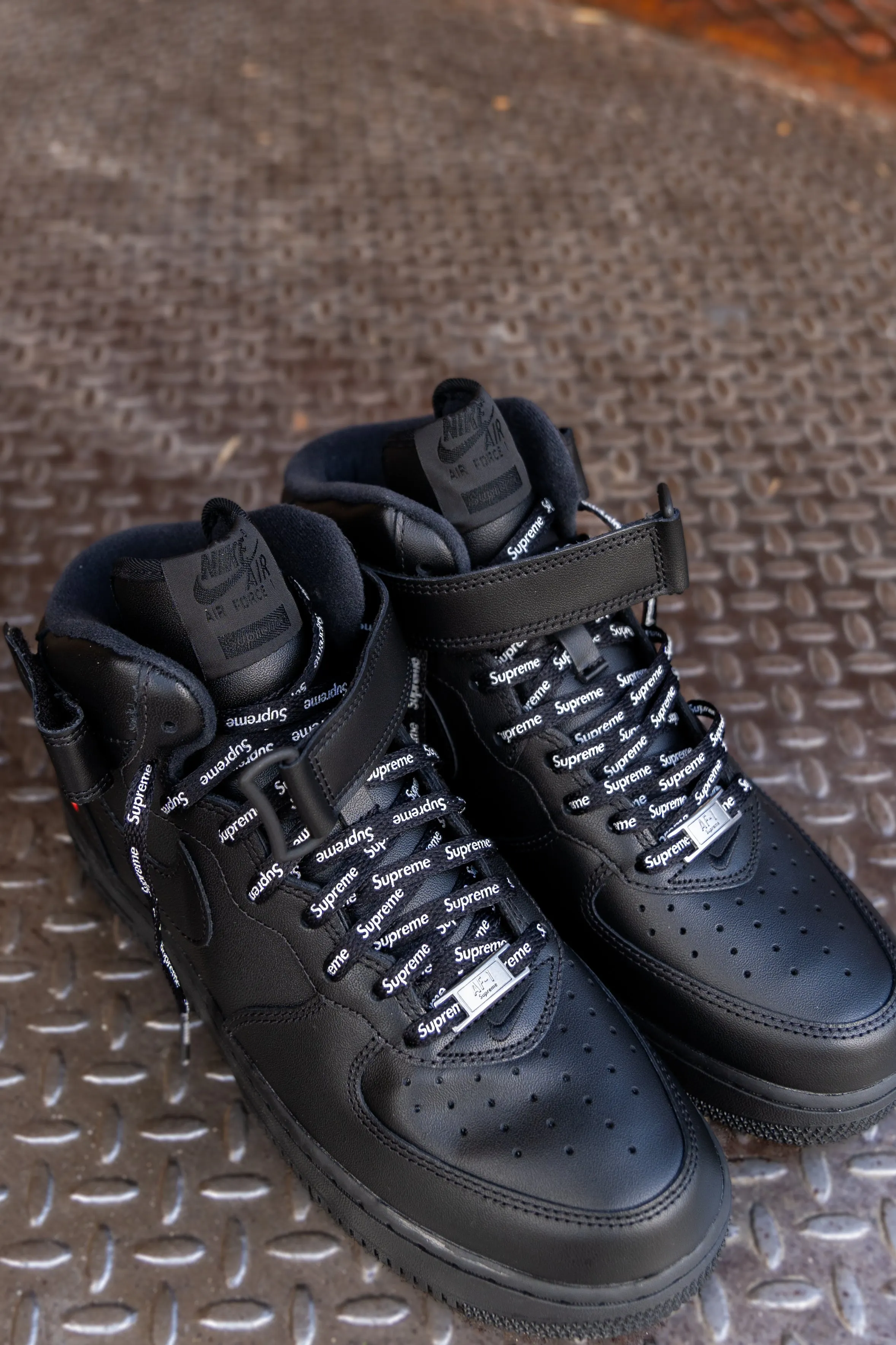 baseball players - specific features Nike x Supreme Air Force 1 Mid SP (Black)
