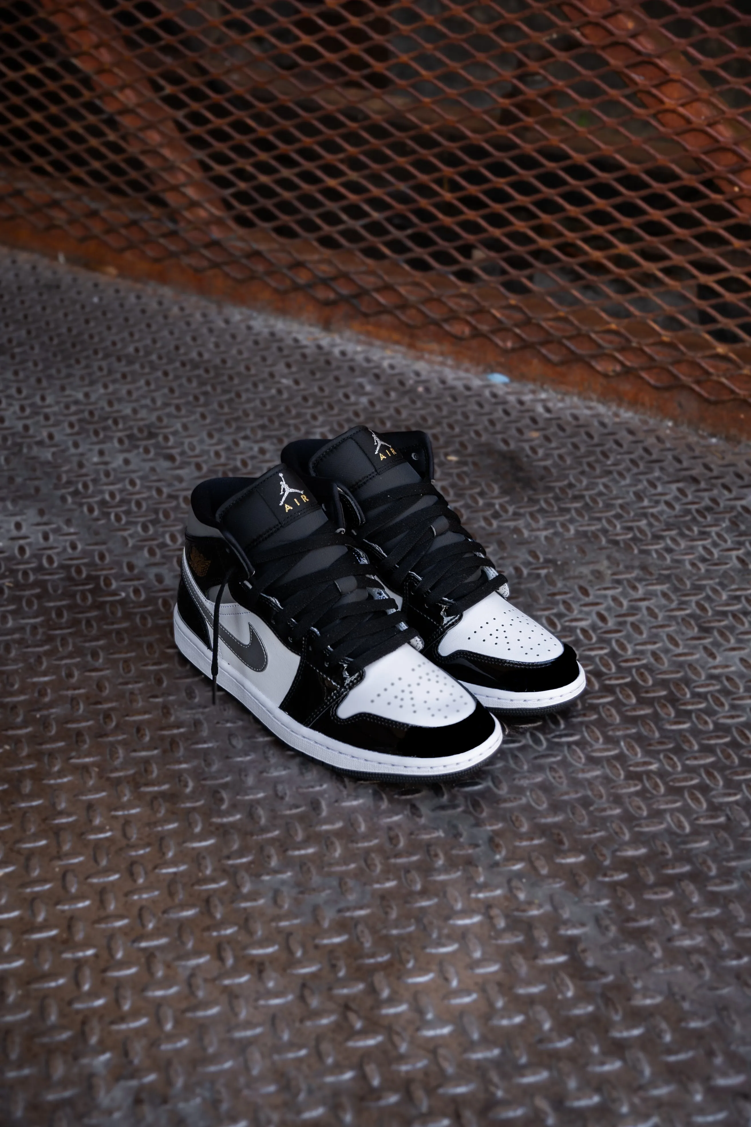 Mens Air Jordan 1 Mid (Black/Metallic Silver/White) Youth