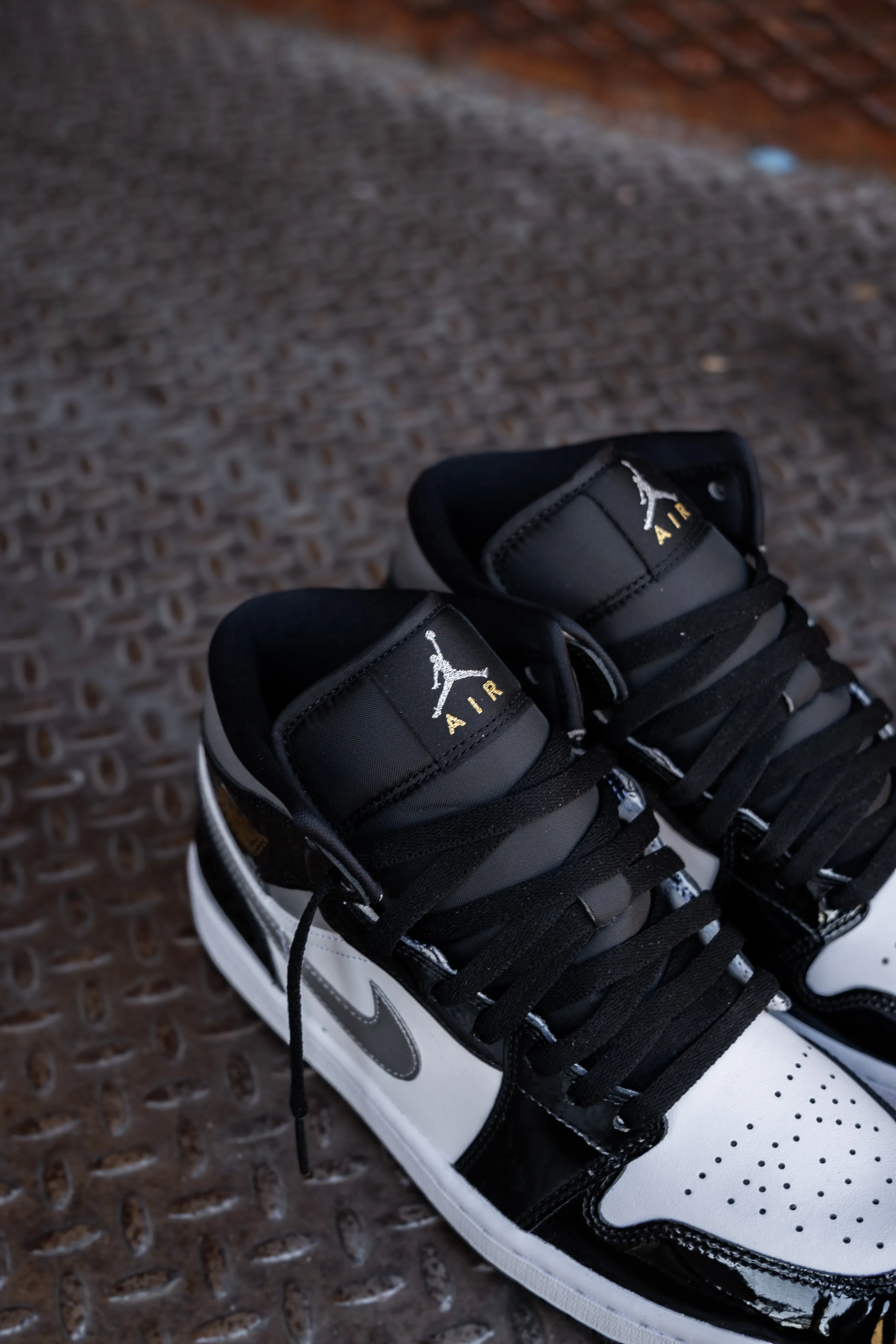 Contemporary Chic Mens Air Jordan 1 Mid (Black/Metallic Silver/White)