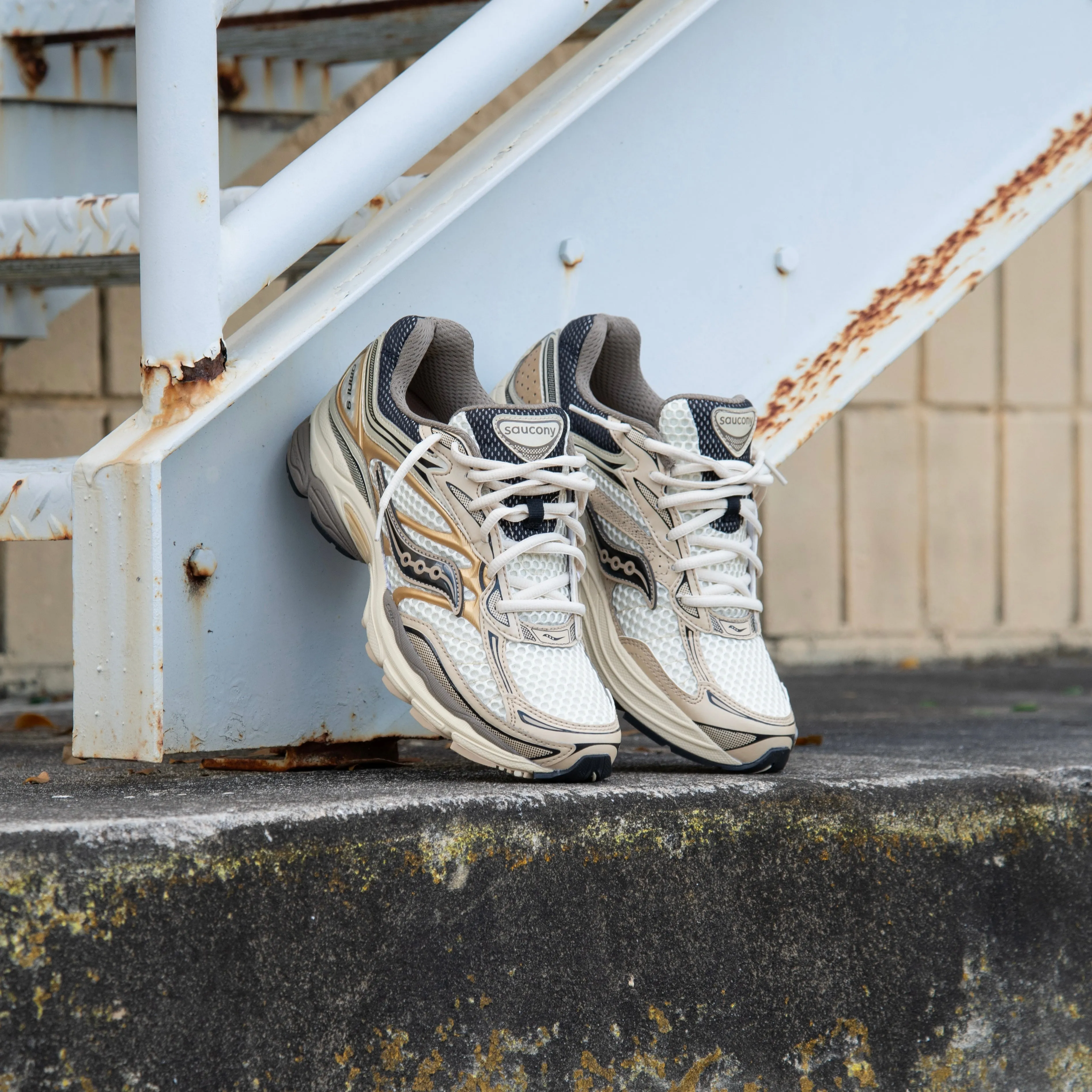 Mens Saucony ProGrid Omni 9 (Gold) simplest beachy