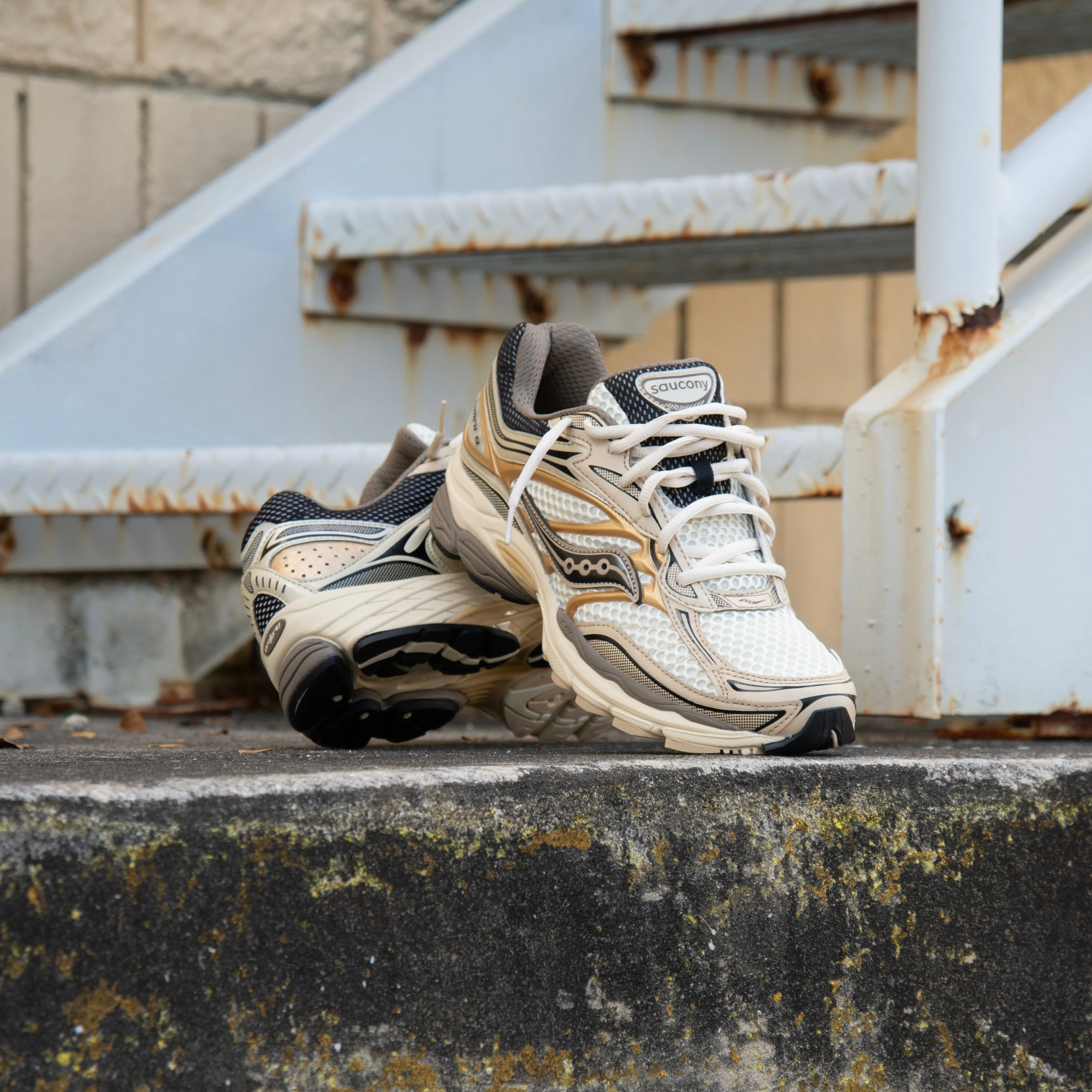 Mens Saucony ProGrid Omni 9 (Gold) Flats Chunky Heel