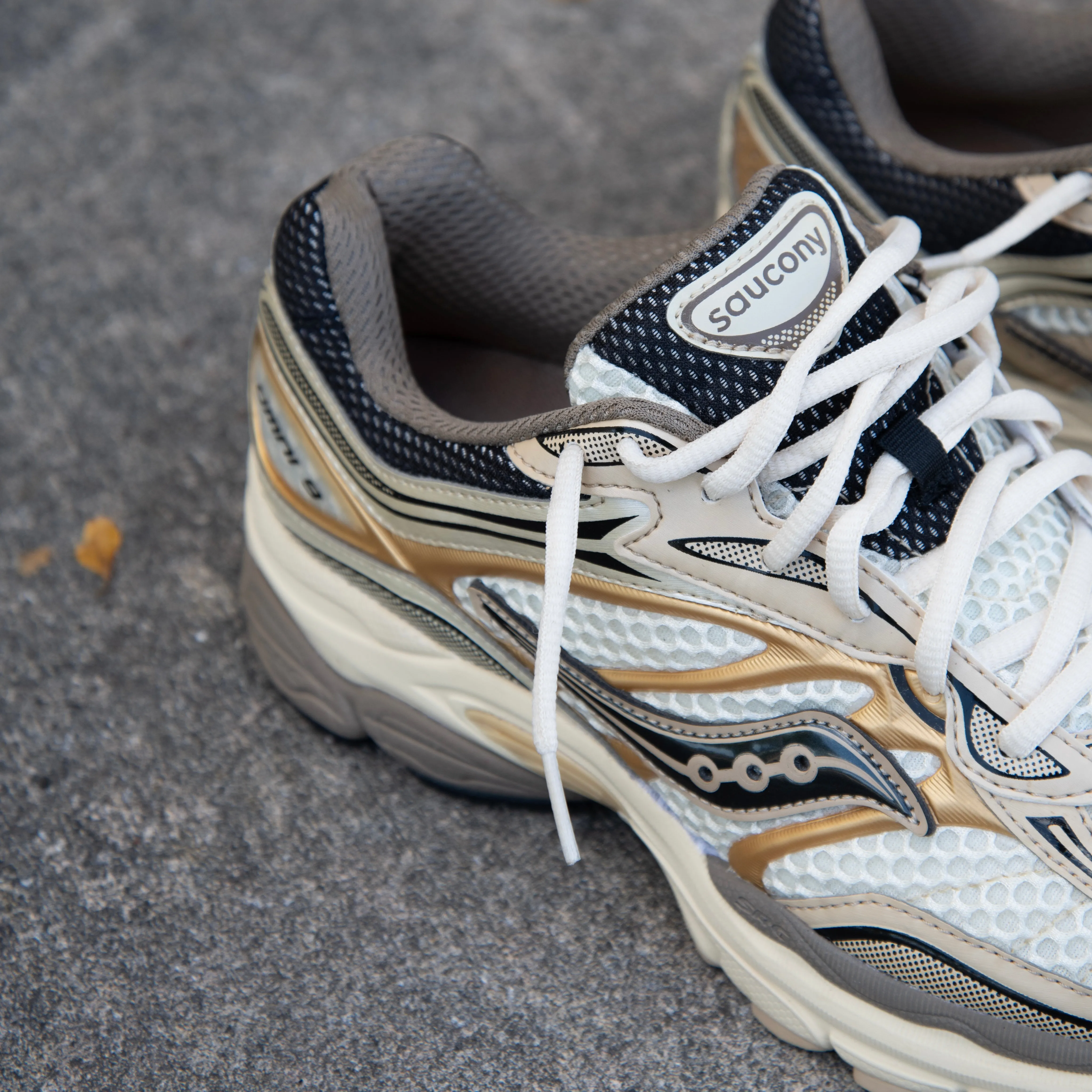 All-around durability Mens Saucony ProGrid Omni 9 (Gold)