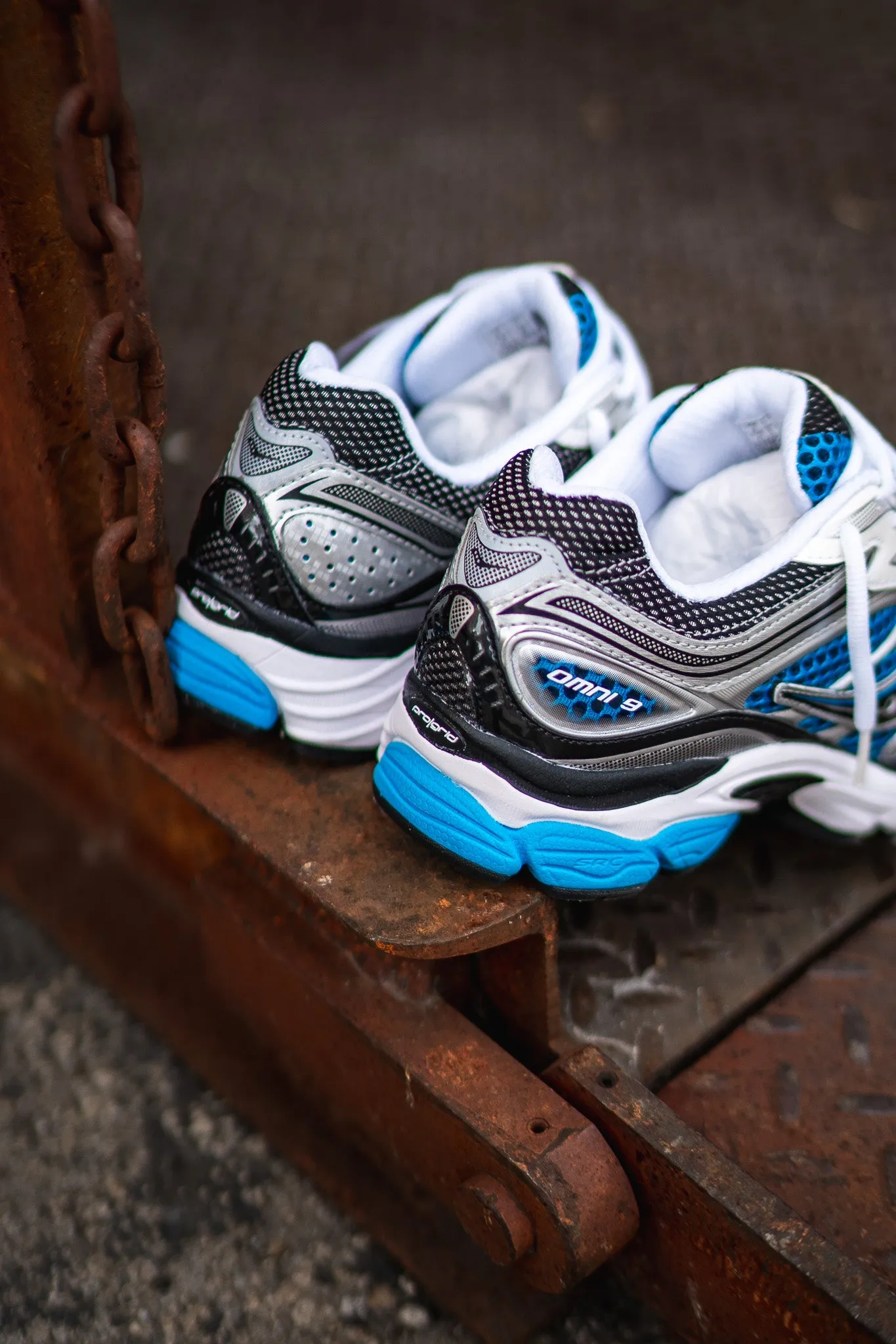 cycling - style Unbeatable cushioning Mens Saucony OG ProGrid Omni 9 (Royal/Silver)