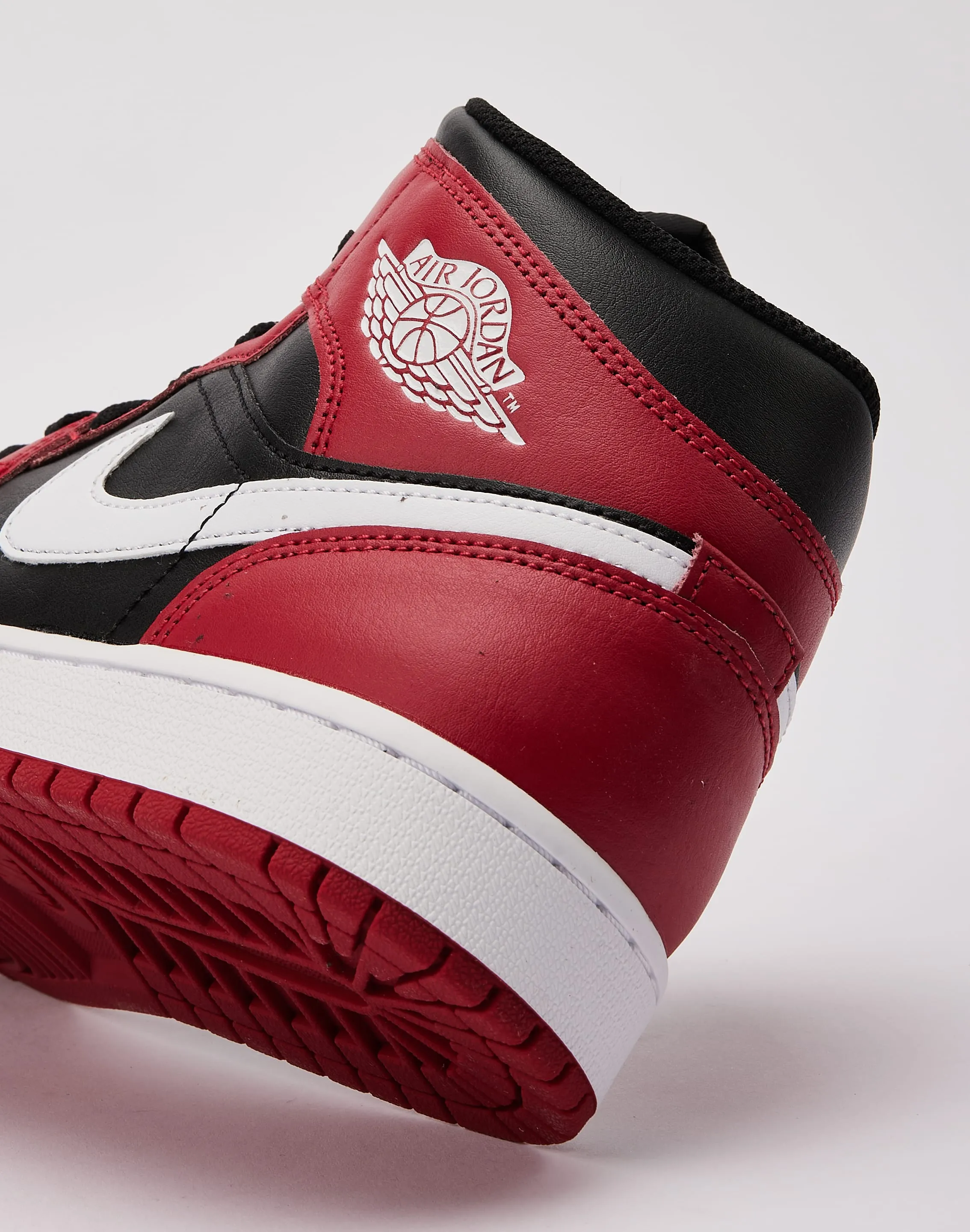 Urban Sleek Alley Run Jordan Air Jordan 1 Mid