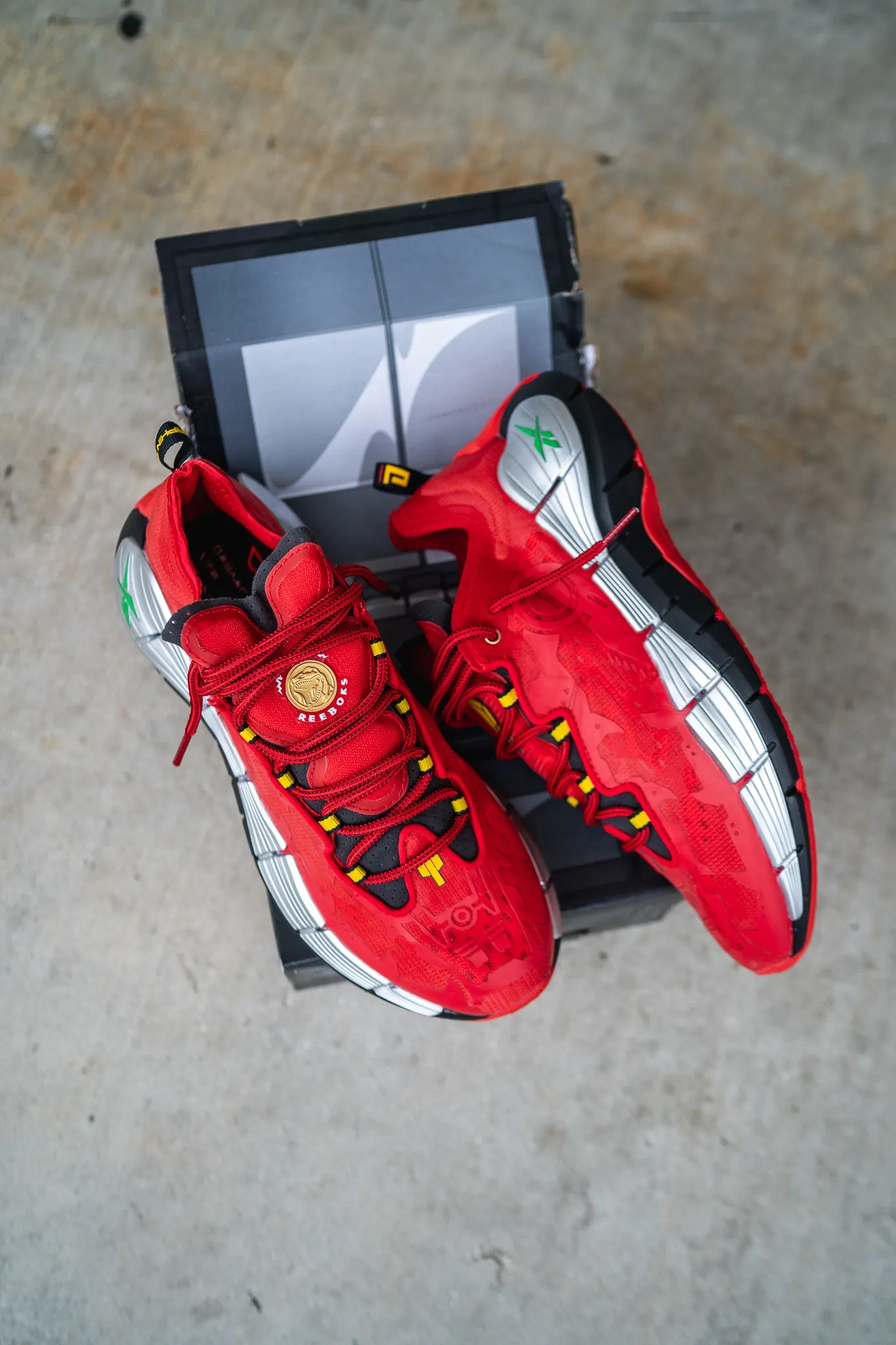 Reebok Power Rangers Zig Kinetica II (Vector Red) Trend-setting comfort side - zip