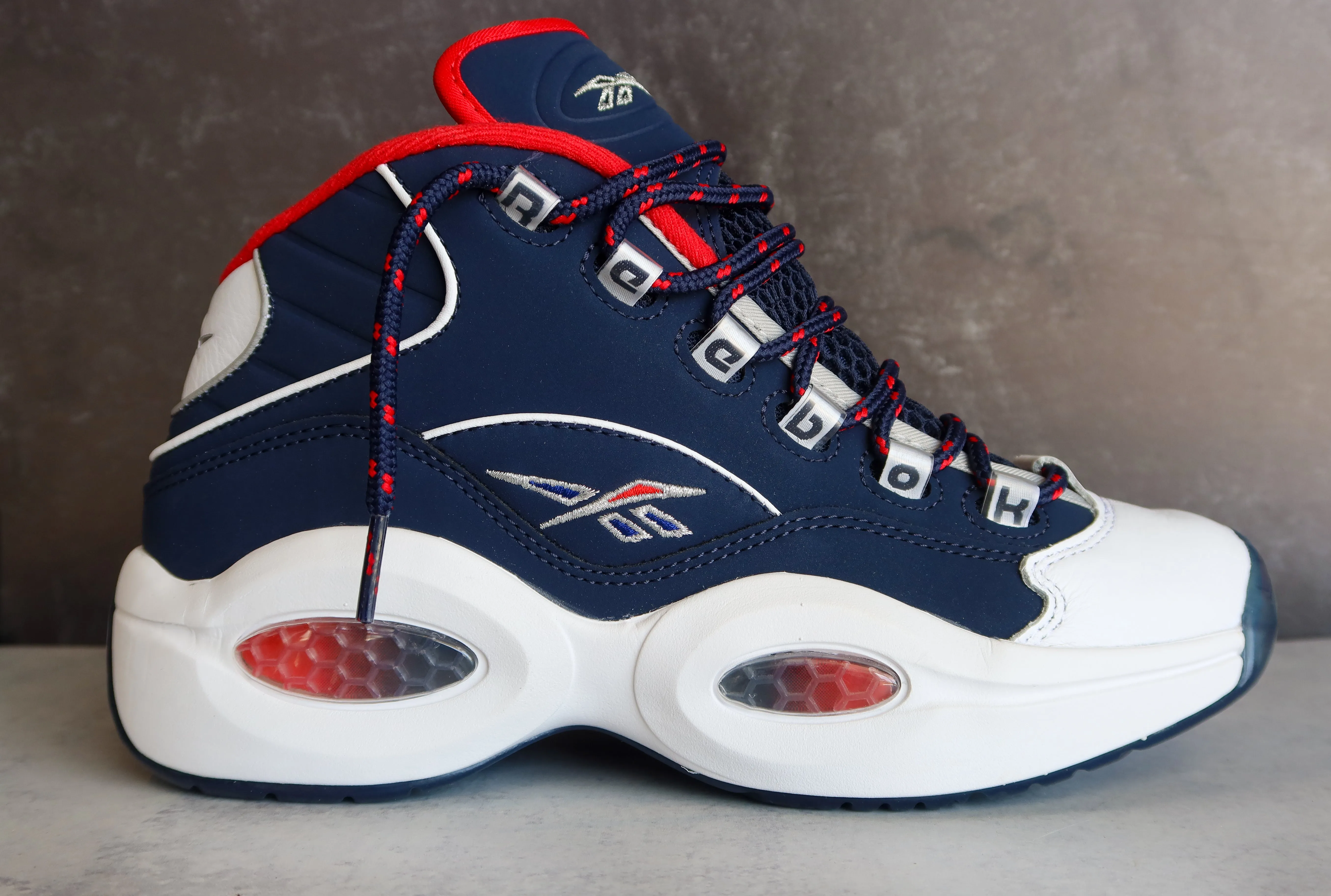Reebok Question Mid Men's Basketball Shoes Shock-absorbent look