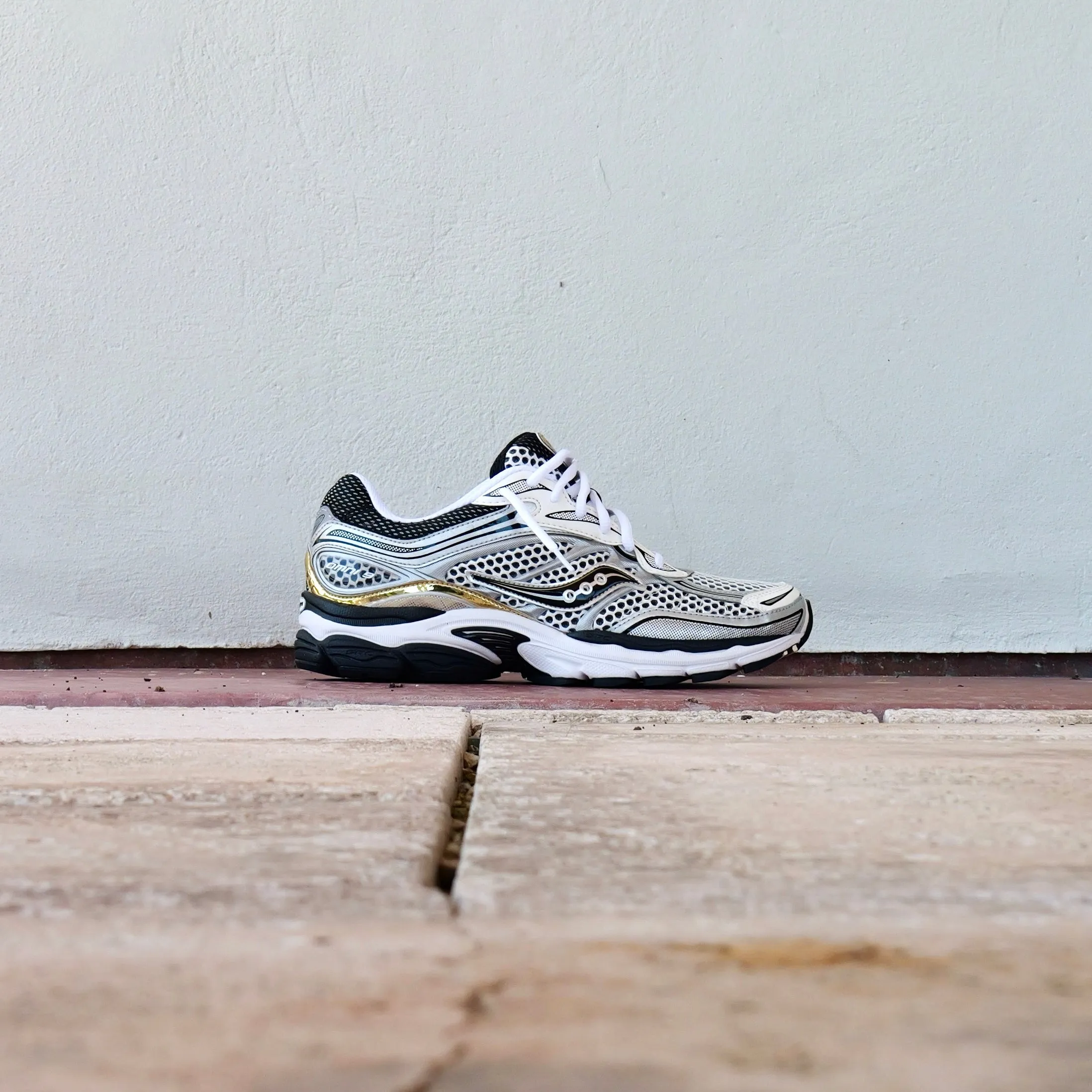 kids' shoes Mens Saucony ProGrid Omni 9 (Silver/Gold)
