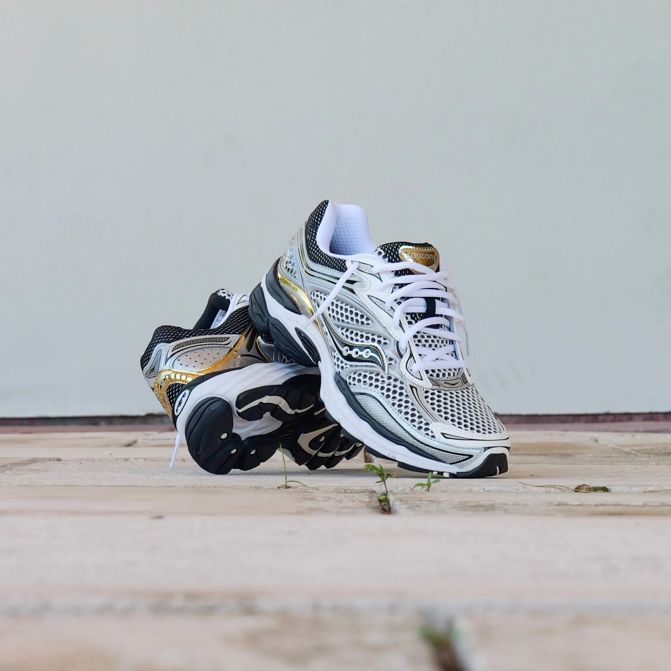 Mens Saucony ProGrid Omni 9 (Silver/Gold) Street Sneakers hottest