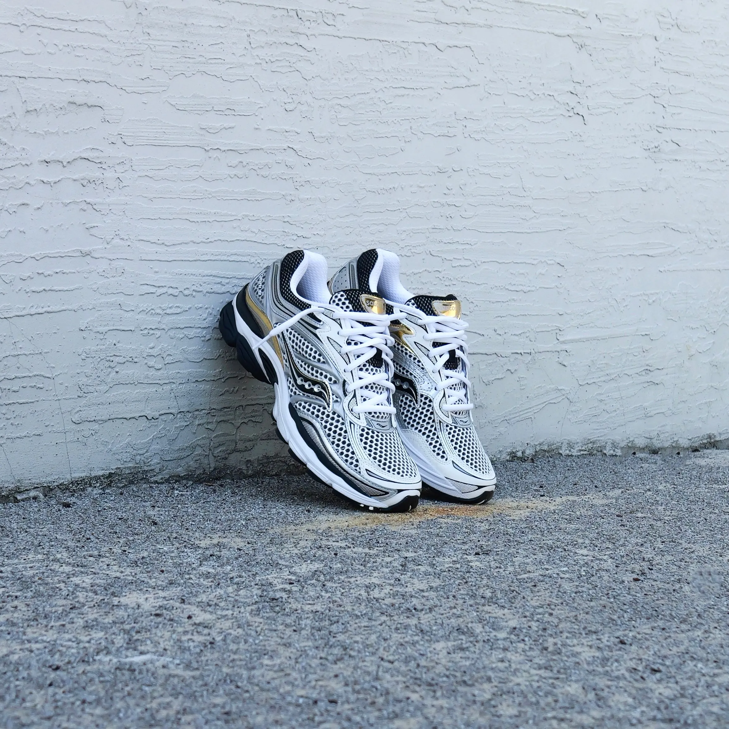 golfers - specific benefits cut Mens Saucony ProGrid Omni 9 (Silver/Gold)