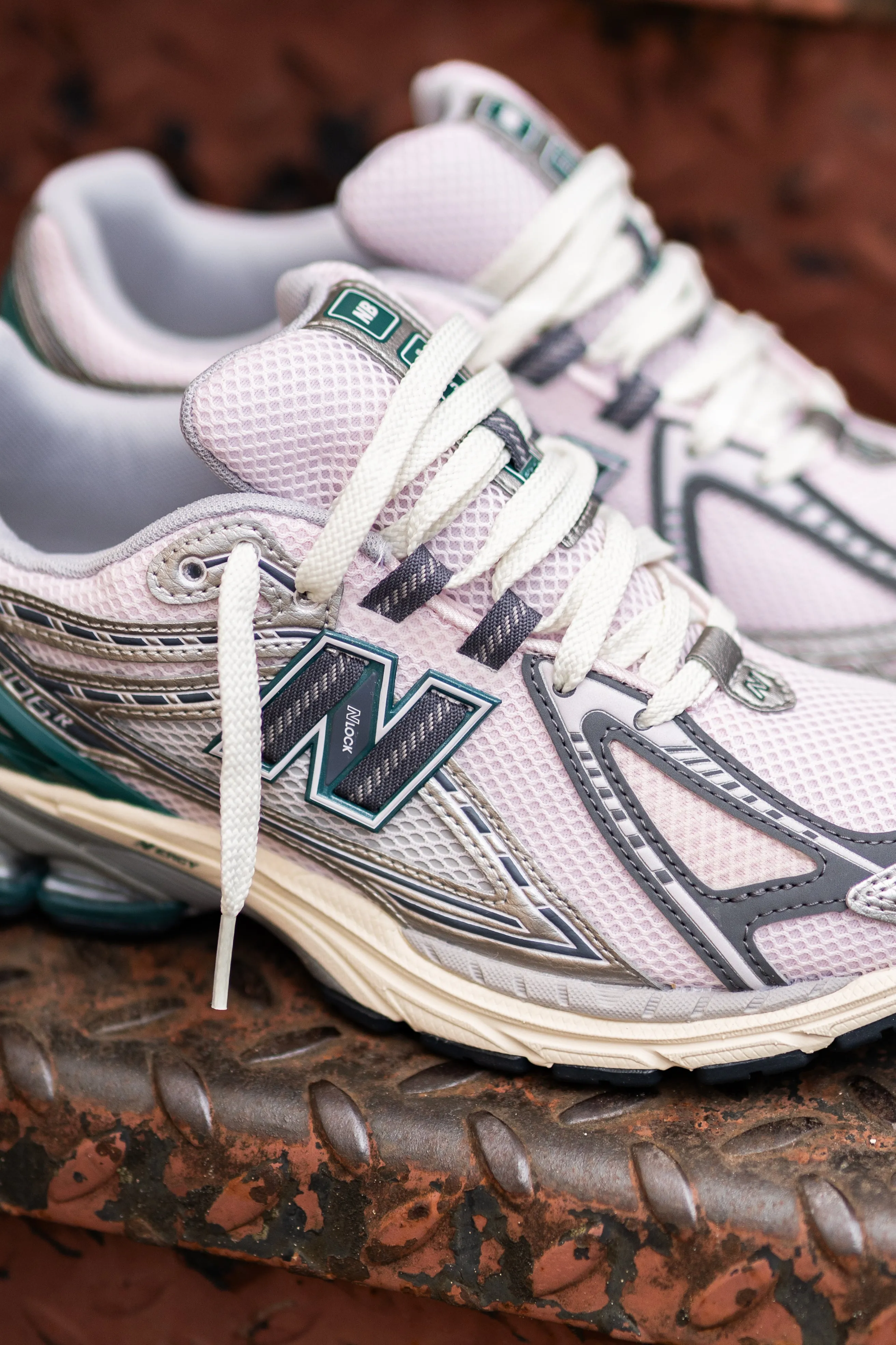 traction - reliability - level performance - enhancement - level Mens New Balance 1906R (Grey/Pink) - M1906RET