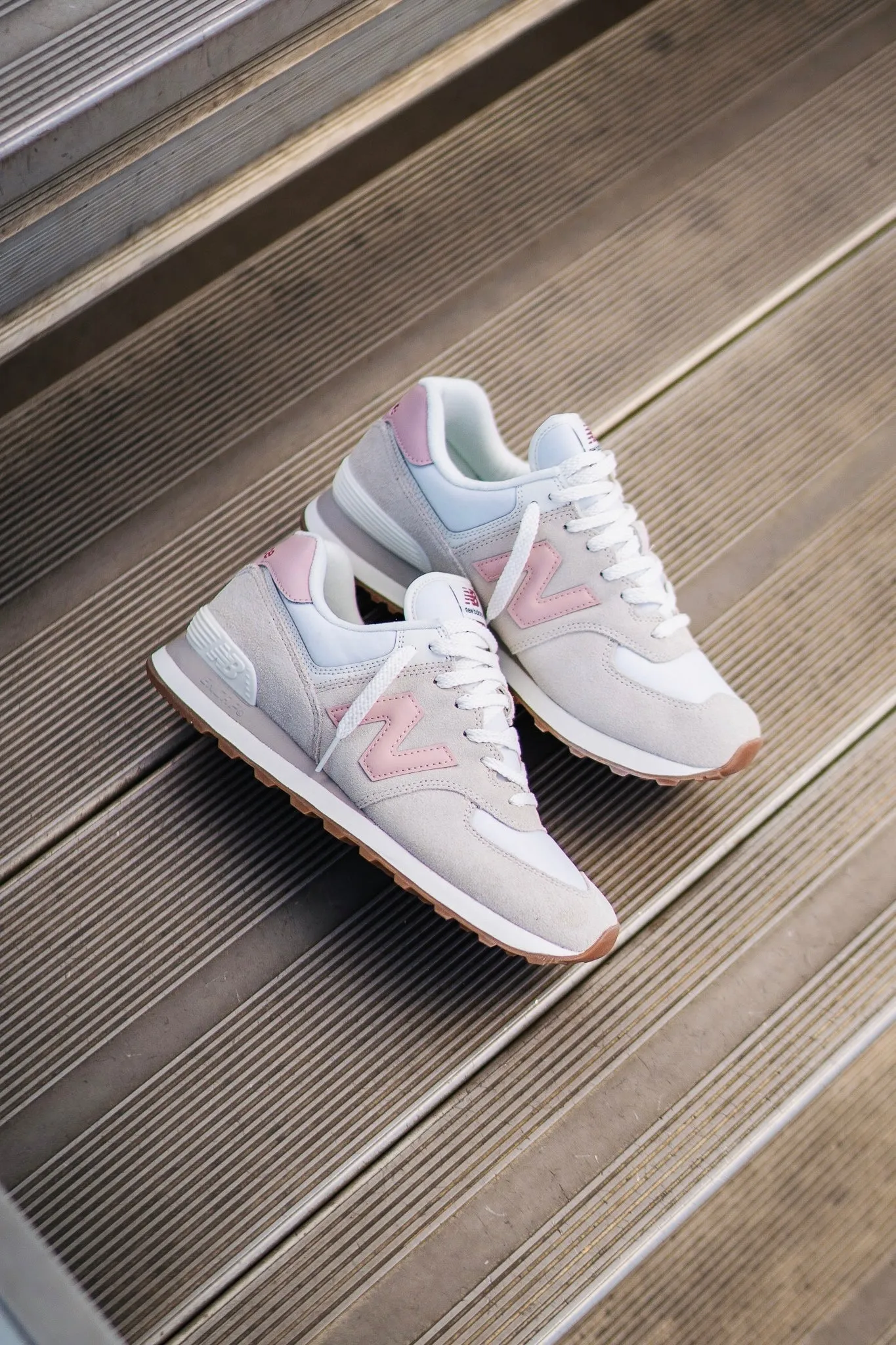 Sleek Ease Easy Wear Mens New Balance 574 (White/Pink) - U574RE2