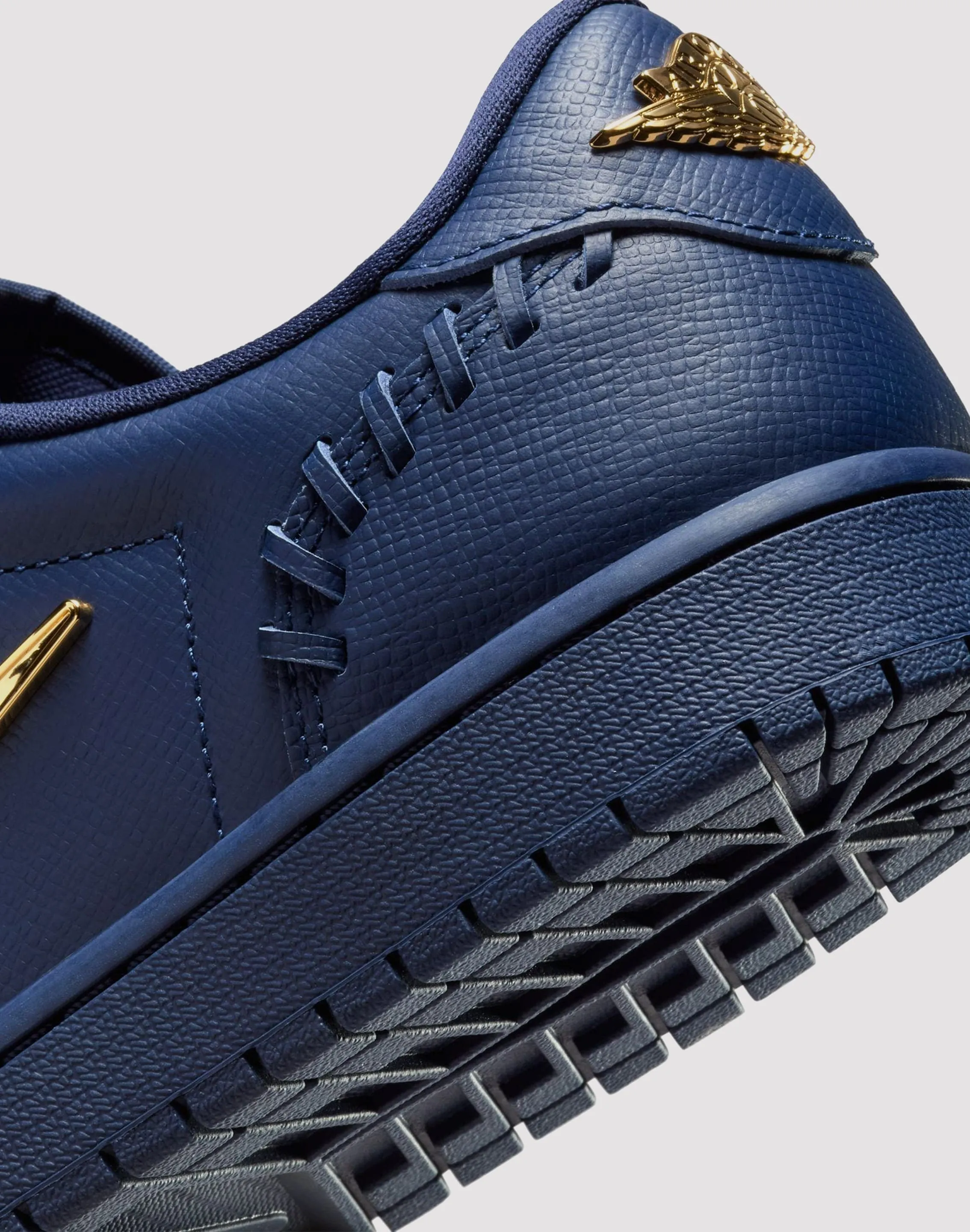 Nike 1 Low Method of Make "Midnight Navy/Metallic Gold" gentle touch