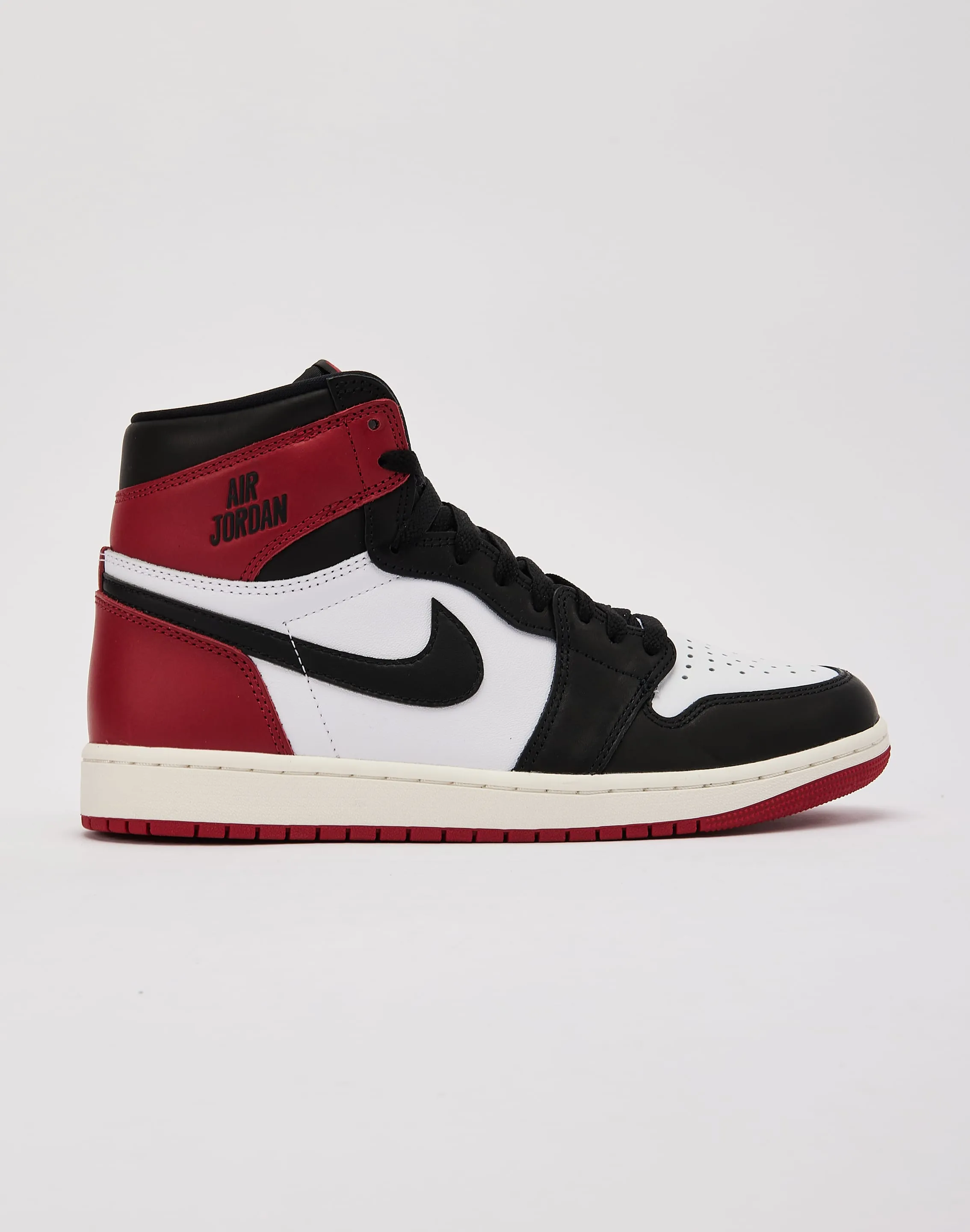 Clean Silhouette Jordan Air Jordan 1 Retro High OG 'Black Toe Reimagined'