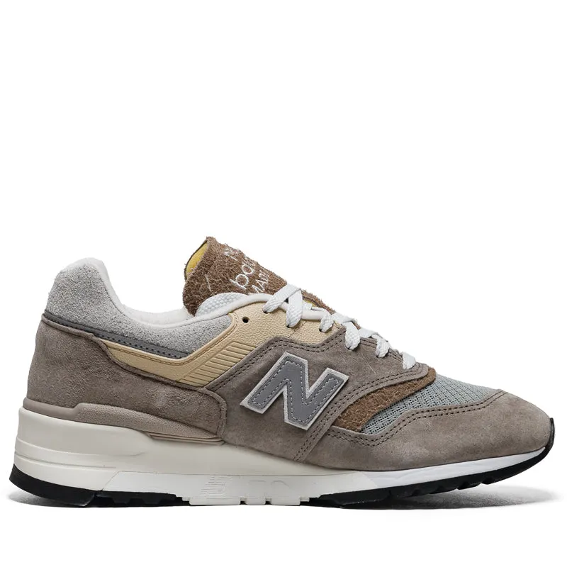 circular track running gear indoor - track running shoes New Balance Made in USA 997 - Light Mushroom/Mirage Grey